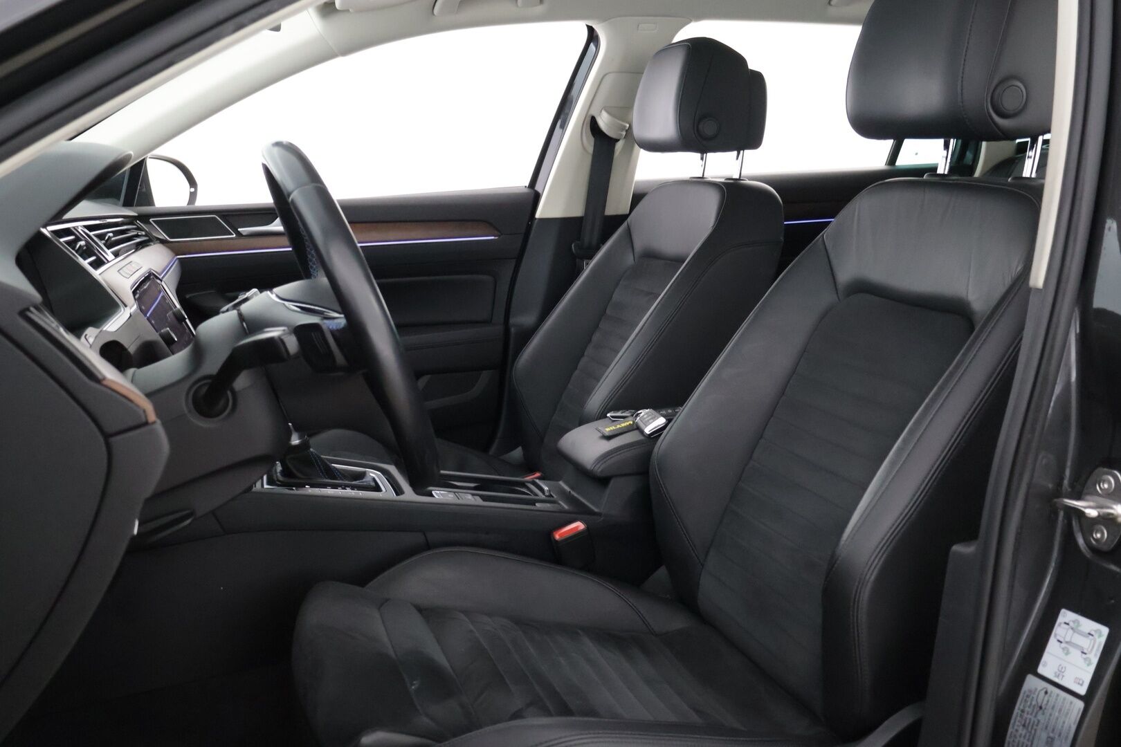 Volkswagen Passat 2018 Variant GTE Plug-In Hybrid 160kW DSG *ACC / Webasto / Digimittaristo / P-Kamera / Muistipenkki / Nahka-Alcantara* - 2 renkaat / Ambient / Hierova kuljettajan istuin*