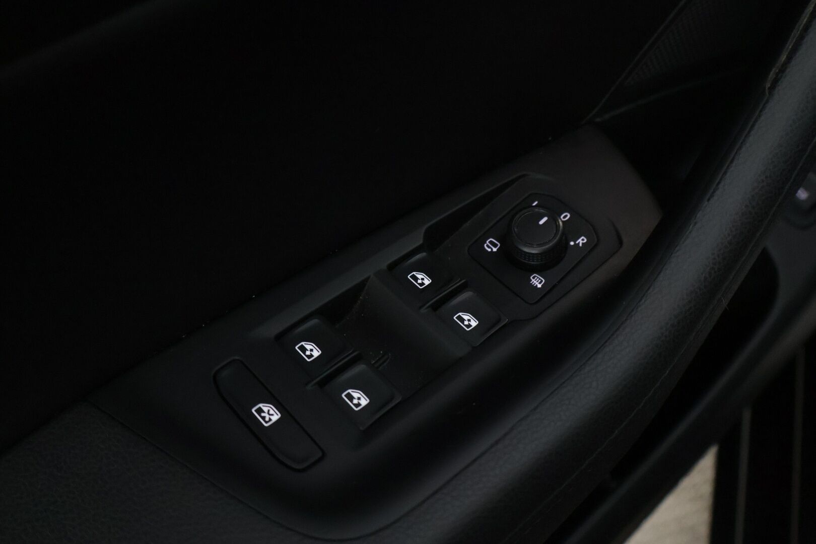 Volkswagen Passat 2018 Variant GTE Plug-In Hybrid 160kW DSG *ACC / Webasto / Digimittaristo / P-Kamera / Muistipenkki / Nahka-Alcantara* - Merkkihuollettu / 2 renkaat / Ambient / Hierova kuljettajan istuin*