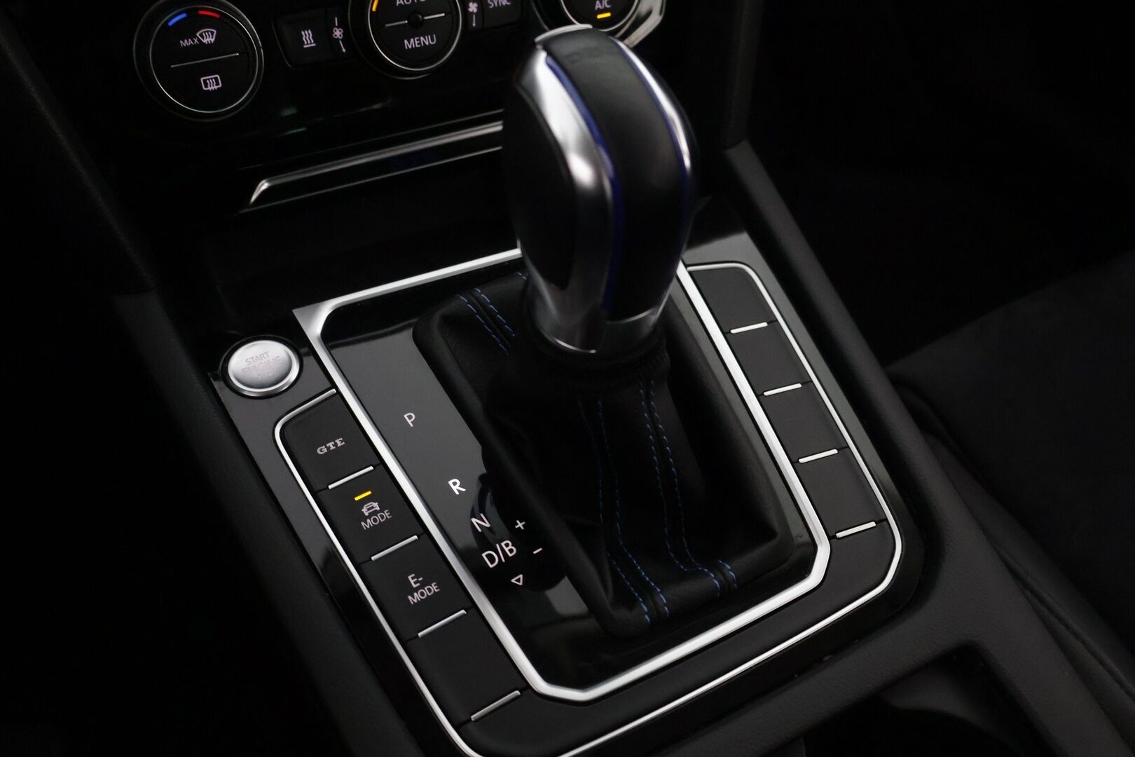 Volkswagen Passat 2018 Variant GTE Plug-In Hybrid 160kW DSG *ACC / Webasto / Digimittaristo / P-Kamera / Muistipenkki / Nahka-Alcantara* - 2 renkaat / Ambient / Hierova kuljettajan istuin*