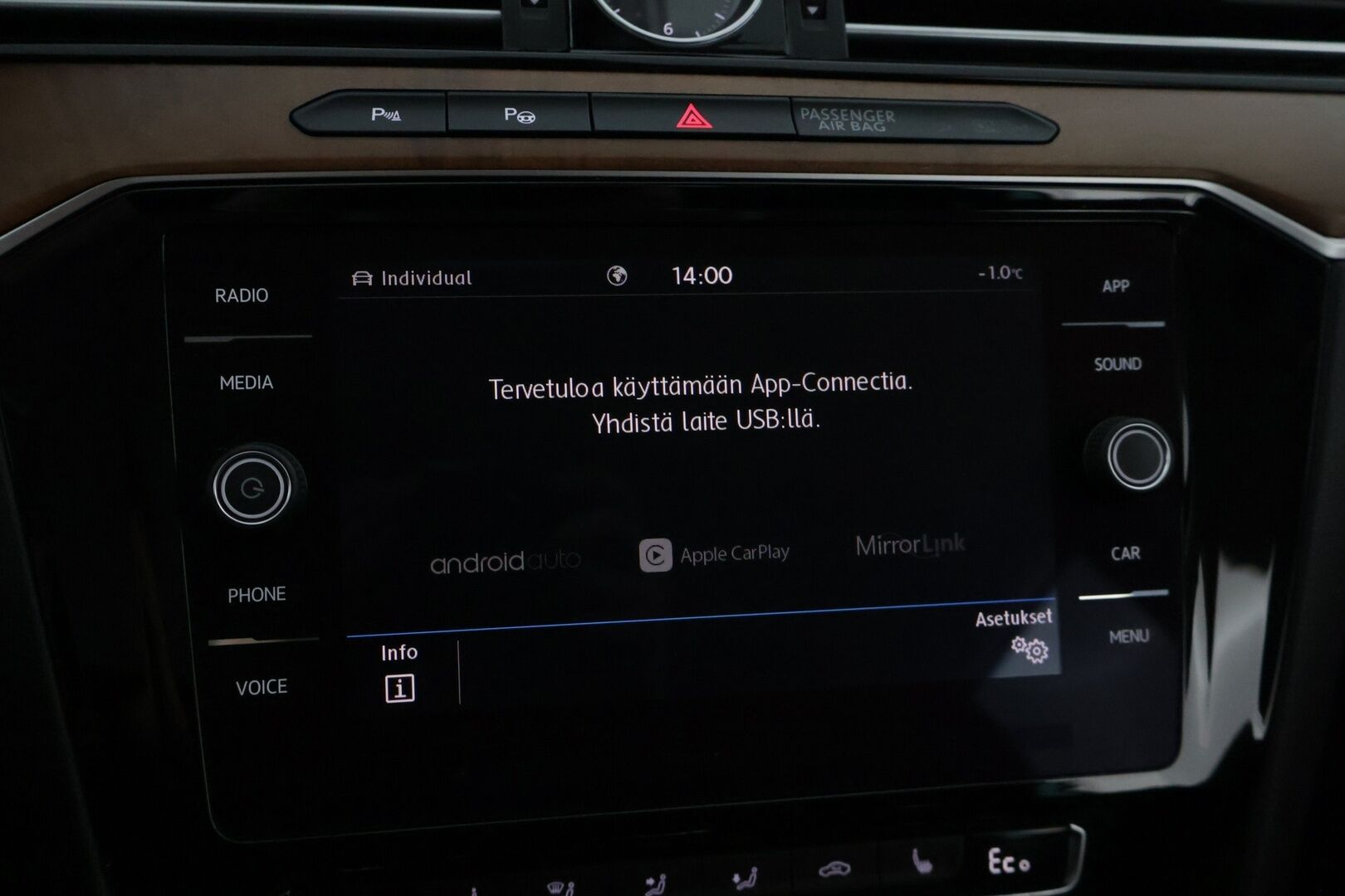 Volkswagen Passat 2018 Variant GTE Plug-In Hybrid 160kW DSG *ACC / Webasto / Digimittaristo / P-Kamera / Muistipenkki / Nahka-Alcantara* - 2 renkaat / Ambient / Hierova kuljettajan istuin*