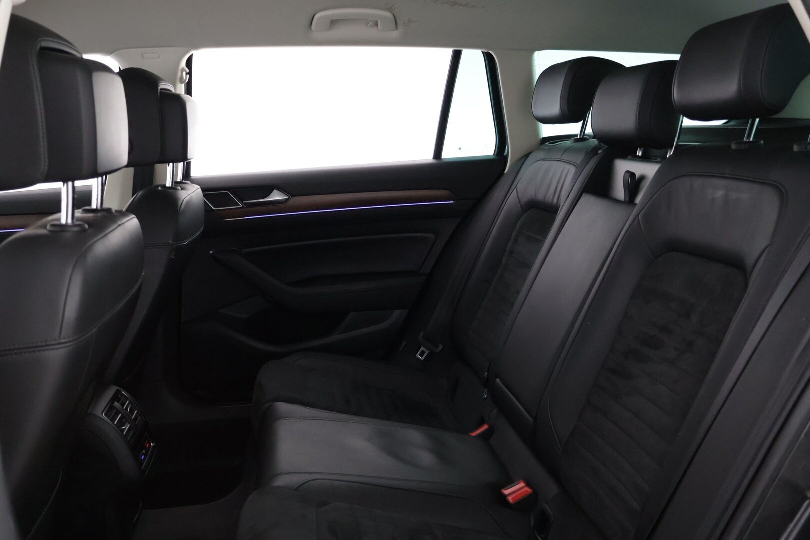 Volkswagen Passat 2018 Variant GTE Plug-In Hybrid 160kW DSG *ACC / Webasto / Digimittaristo / P-Kamera / Muistipenkki / Nahka-Alcantara* - 2 renkaat / Ambient / Hierova kuljettajan istuin*