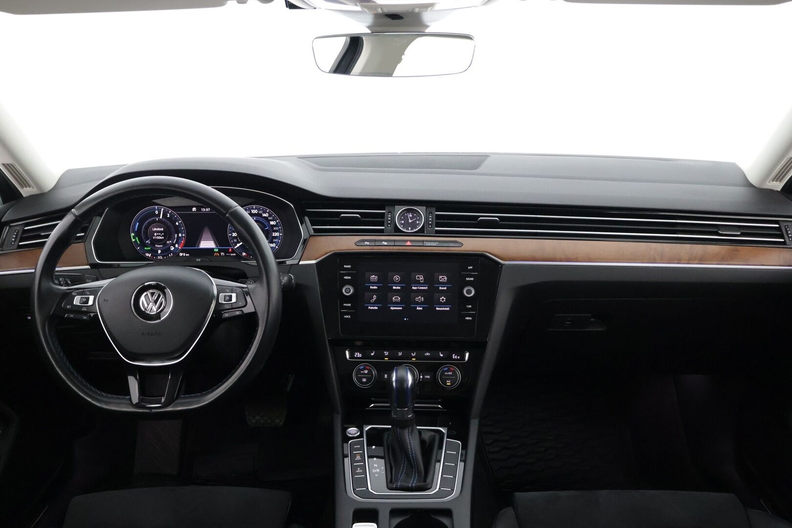 Volkswagen Passat 2018 Variant GTE Plug-In Hybrid 160kW DSG *ACC / Webasto / Digimittaristo / P-Kamera / Muistipenkki / Nahka-Alcantara* - 2 renkaat / Ambient / Hierova kuljettajan istuin*