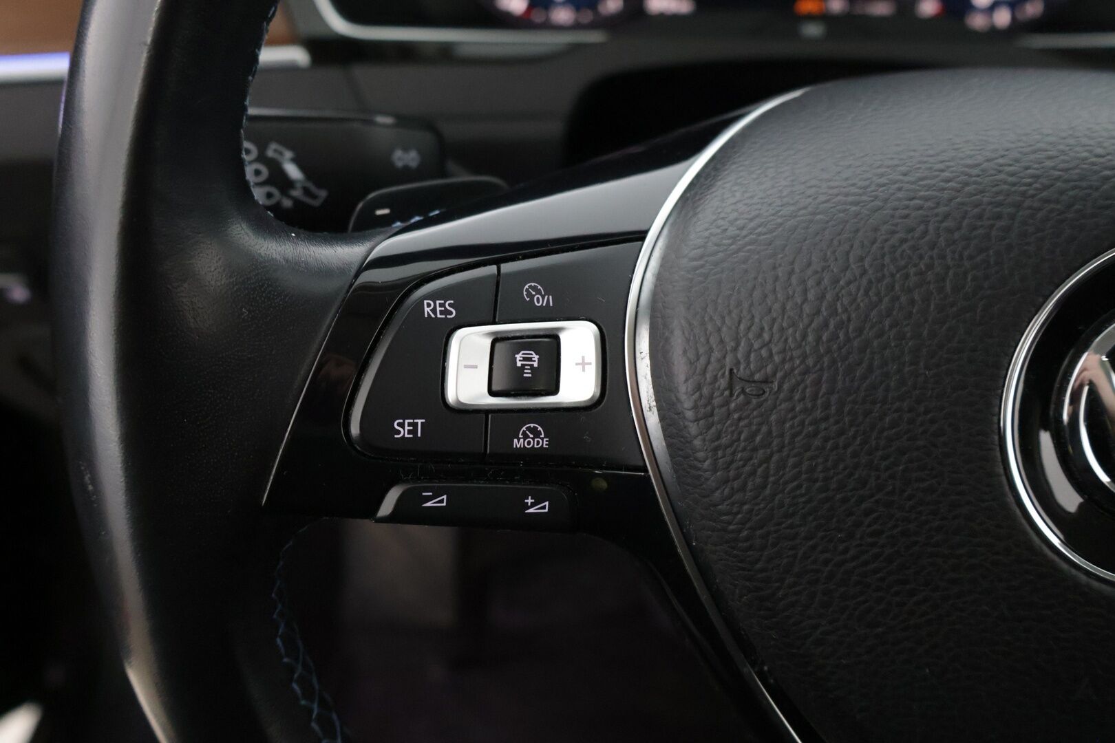 Volkswagen Passat 2018 Variant GTE Plug-In Hybrid 160kW DSG *ACC / Webasto / Digimittaristo / P-Kamera / Muistipenkki / Nahka-Alcantara* - Merkkihuollettu / 2 renkaat / Ambient / Hierova kuljettajan istuin*