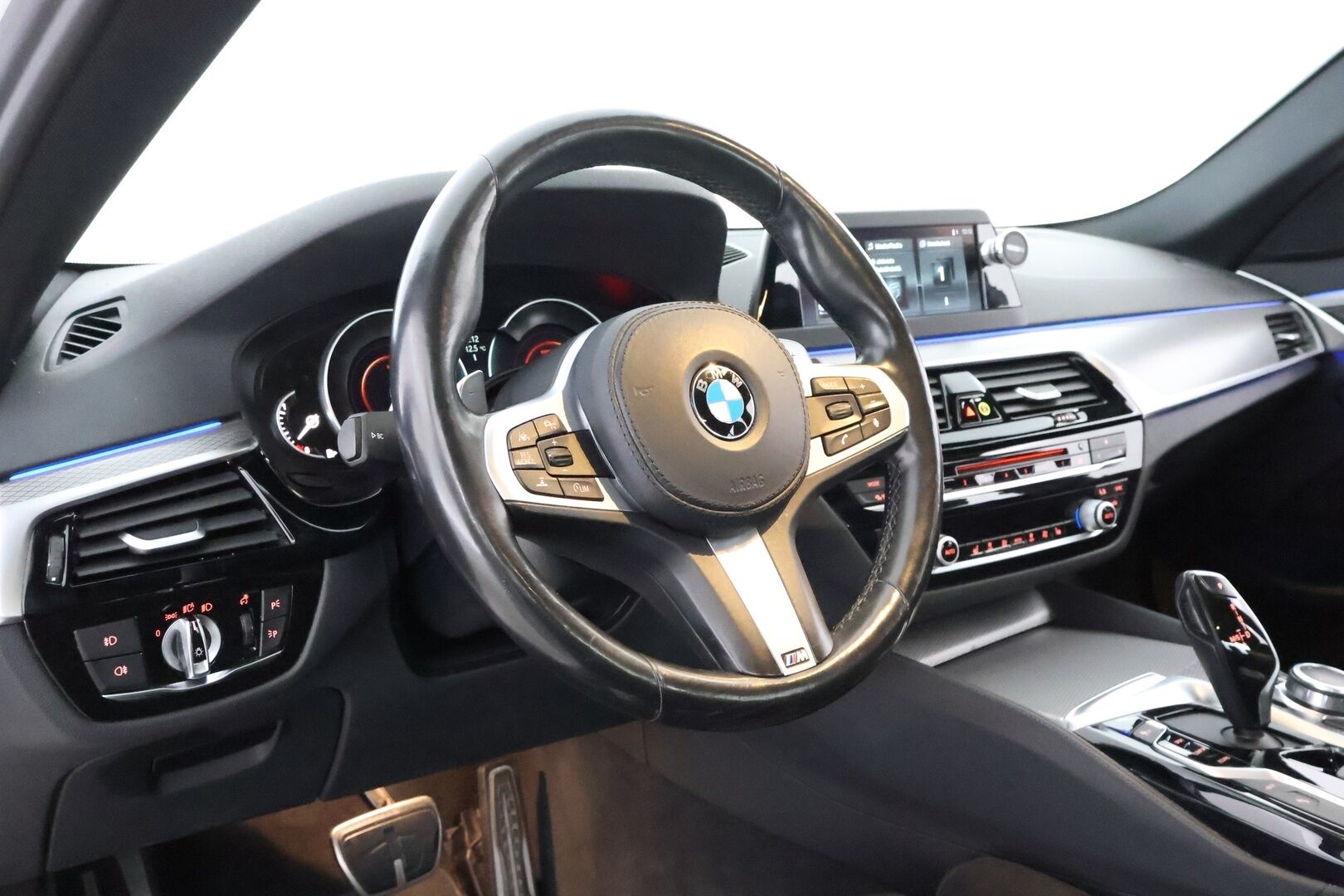 BMW 530 2019 G30 Sedan 530e A Charged Edition M Sport - Adapt.Vakkari / HUD / Peruutuskamera / HiFi / Driving Assistant Plus / Professional Navi / BLIS / Sporttipenkit / Näyttävä!