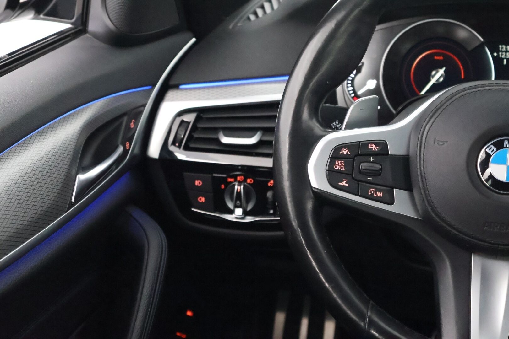 BMW 530 2019 G30 Sedan 530e A Charged Edition M Sport - Adapt.Vakkari / HUD / Peruutuskamera / HiFi / Driving Assistant Plus / Professional Navi / BLIS / Sporttipenkit / Näyttävä!