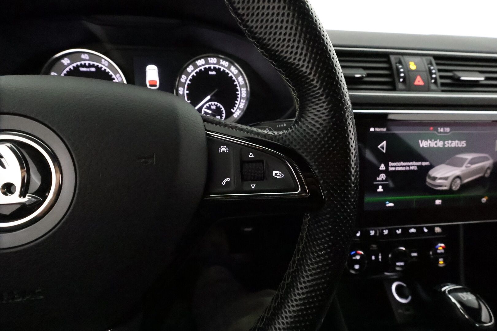 Skoda Superb 2018 1,8 TSI 180hv Sportline DSG Autom. **ACC / P.kamera / Webasto / Navi / Muistipenkki / Sporttipenkit / Koukku / Canton** - Kahdet renkaat aluvanteilla