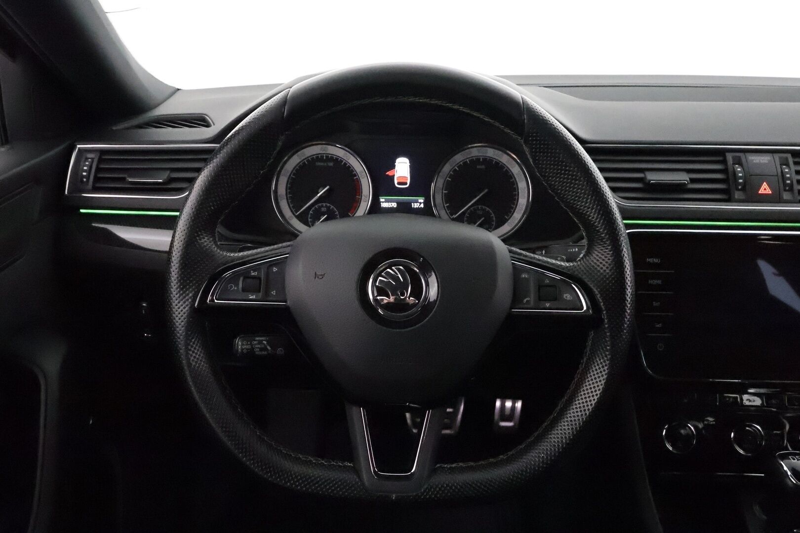 Skoda Superb 2018 1,8 TSI 180hv Sportline DSG Autom. **ACC / P.kamera / Webasto / Navi / Muistipenkki / Sporttipenkit / Koukku / Canton** - Kahdet renkaat aluvanteilla