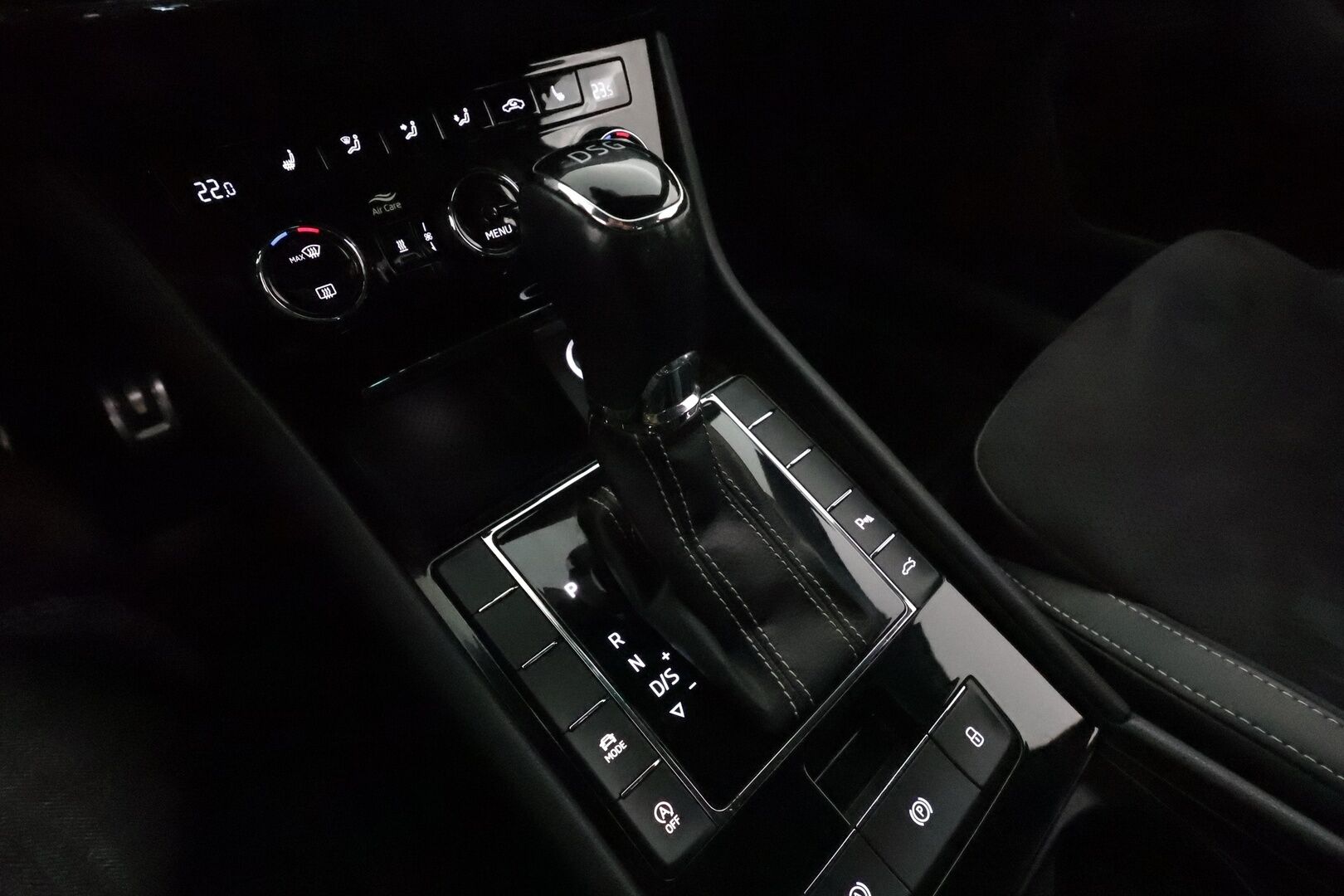 Skoda Superb 2018 1,8 TSI 180hv Sportline DSG Autom. **ACC / P.kamera / Webasto / Navi / Muistipenkki / Sporttipenkit / Koukku / Canton** - Kahdet renkaat aluvanteilla