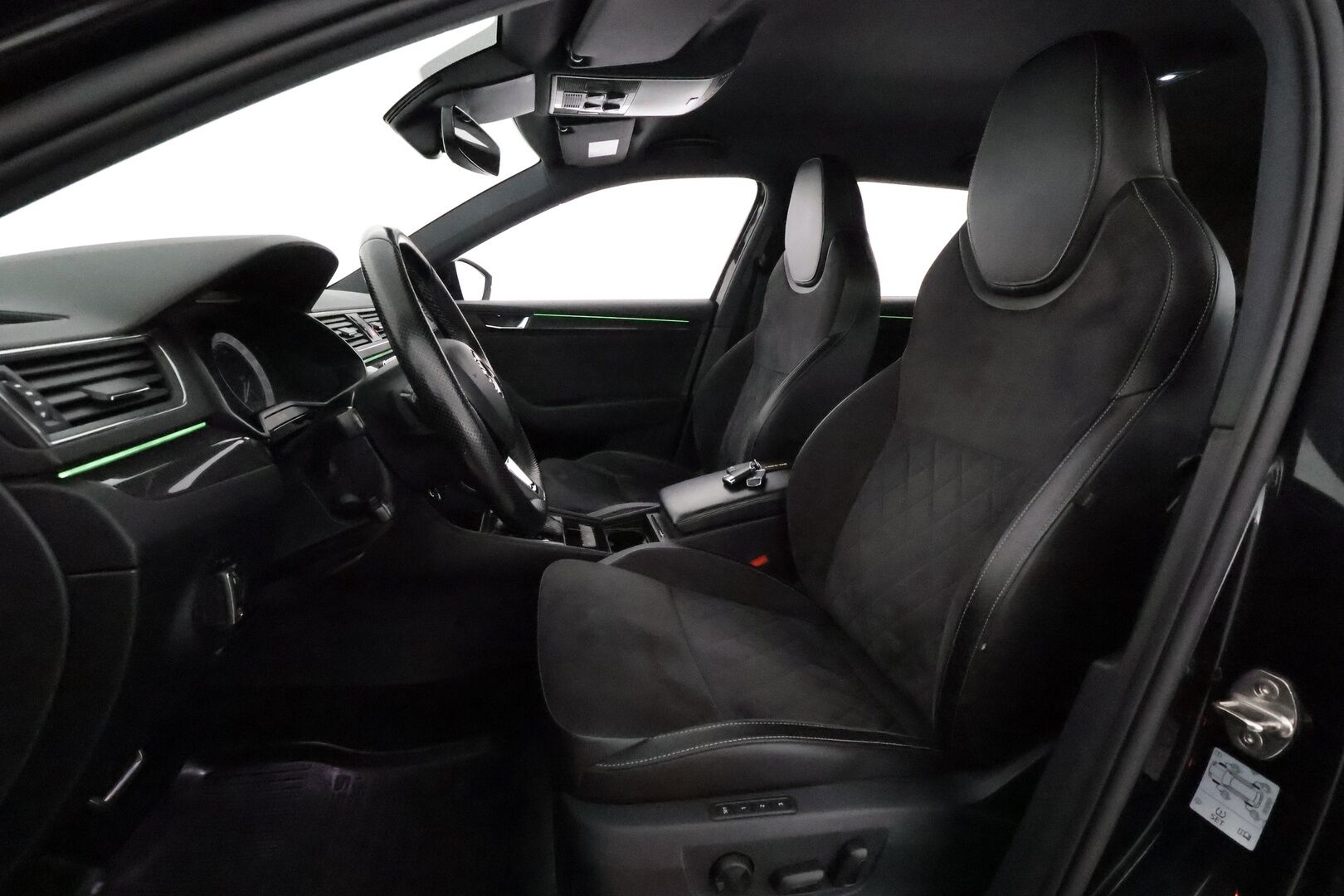 Skoda Superb 2018 1,8 TSI 180hv Sportline DSG Autom. **ACC / P.kamera / Webasto / Navi / Muistipenkki / Sporttipenkit / Koukku / Canton** - Kahdet renkaat aluvanteilla