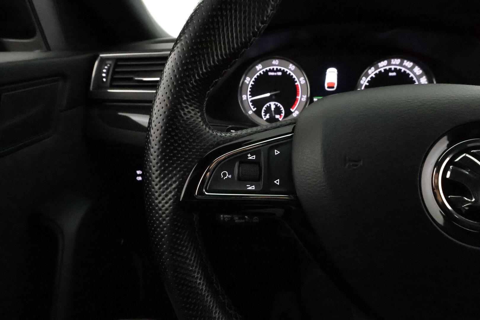 Skoda Superb 2018 1,8 TSI 180hv Sportline DSG Autom. **ACC / P.kamera / Webasto / Navi / Muistipenkki / Sporttipenkit / Koukku / Canton** - Kahdet renkaat aluvanteilla
