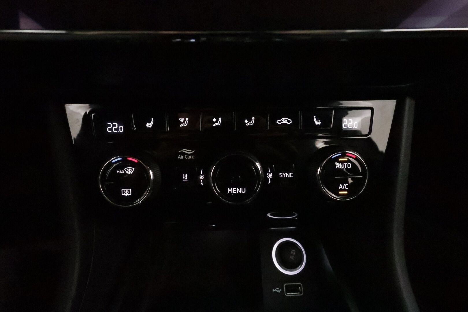 Skoda Superb 2018 1,8 TSI 180hv Sportline DSG Autom. **ACC / P.kamera / Webasto / Navi / Muistipenkki / Sporttipenkit / Koukku / Canton** - Kahdet renkaat aluvanteilla