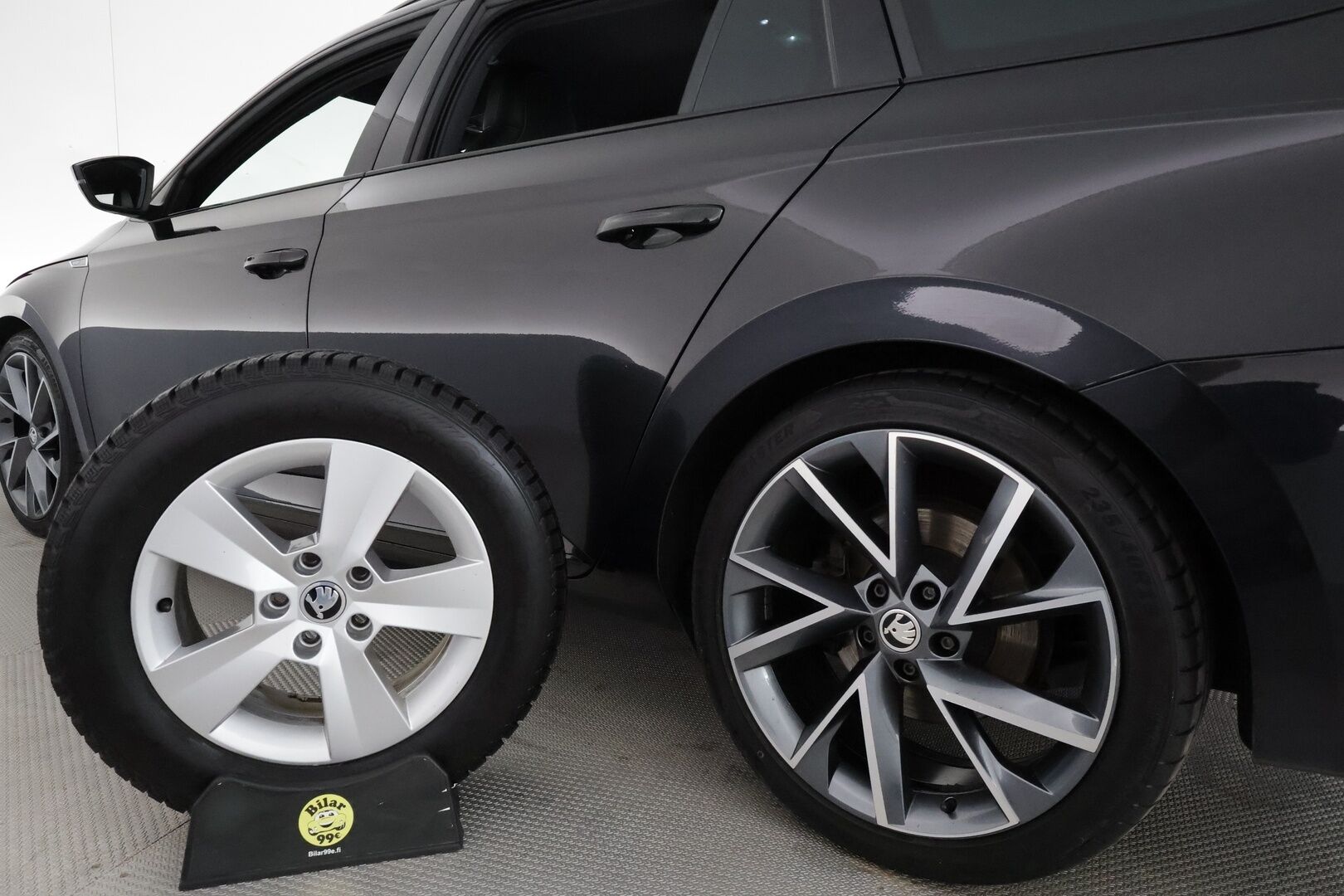 Skoda Superb 2018 1,8 TSI 180hv Sportline DSG Autom. **ACC / P.kamera / Webasto / Navi / Muistipenkki / Sporttipenkit / Koukku / Canton** - Kahdet renkaat aluvanteilla