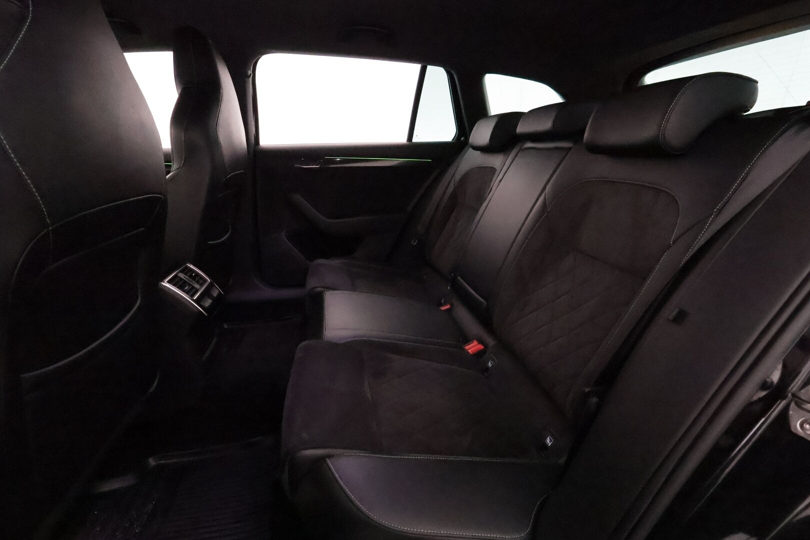 Skoda Superb 2018 1,8 TSI 180hv Sportline DSG Autom. **ACC / P.kamera / Webasto / Navi / Muistipenkki / Sporttipenkit / Koukku / Canton** - Kahdet renkaat aluvanteilla