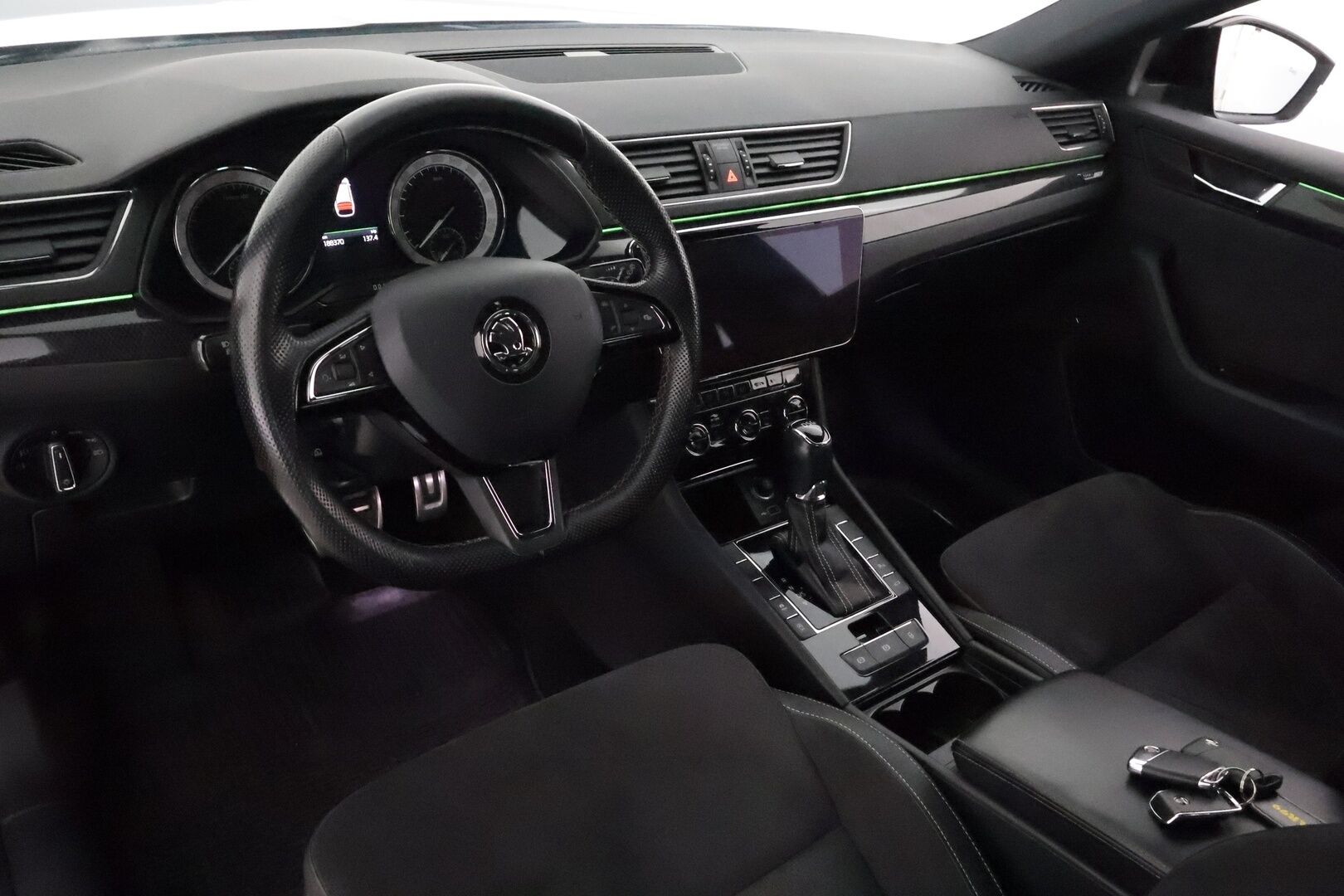 Skoda Superb 2018 1,8 TSI 180hv Sportline DSG Autom. **ACC / P.kamera / Webasto / Navi / Muistipenkki / Sporttipenkit / Koukku / Canton** - Kahdet renkaat aluvanteilla