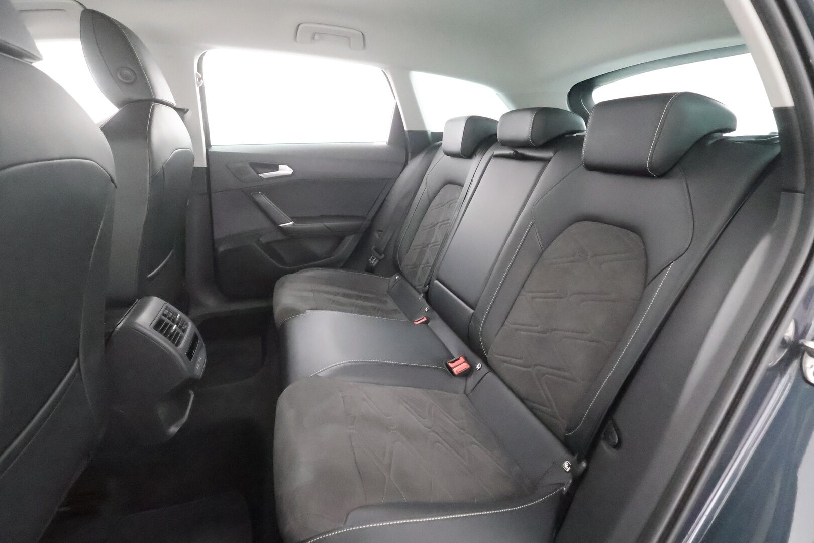 Seat Leon Sportstourer 2022 1,4 PHEV 204 eHybrid Xcellence DSG - | ACC | LED | Kamera | Navi | Apple&Android | Kaistavahti | Keyless | Akku kuntotarkastettu | Kahdet Seatin vanteet | Merkkihuollottu | 1-om Suomi-auto
