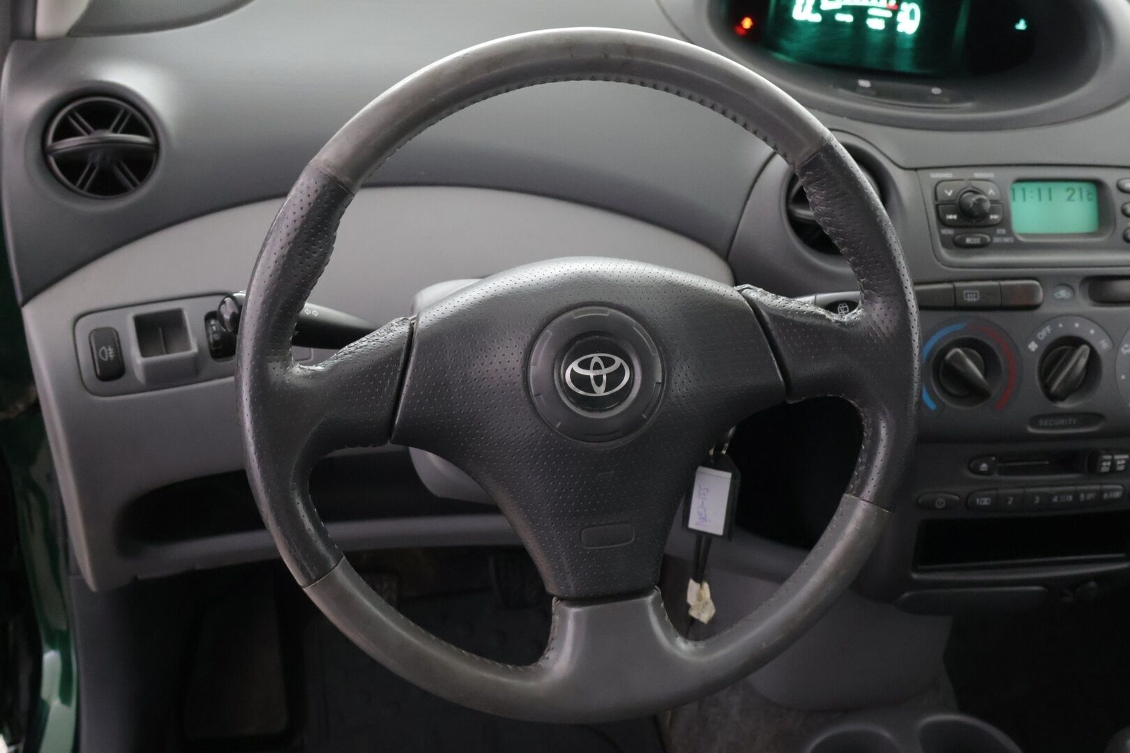 Toyota Yaris 2001 2D YARIS HATCHBACK 1.3-NCP10L-AGMNKW/237 - Myydään huutokaupat.com! | Uudehkot renkaat | Tuore leima | Varma ajokki! 
