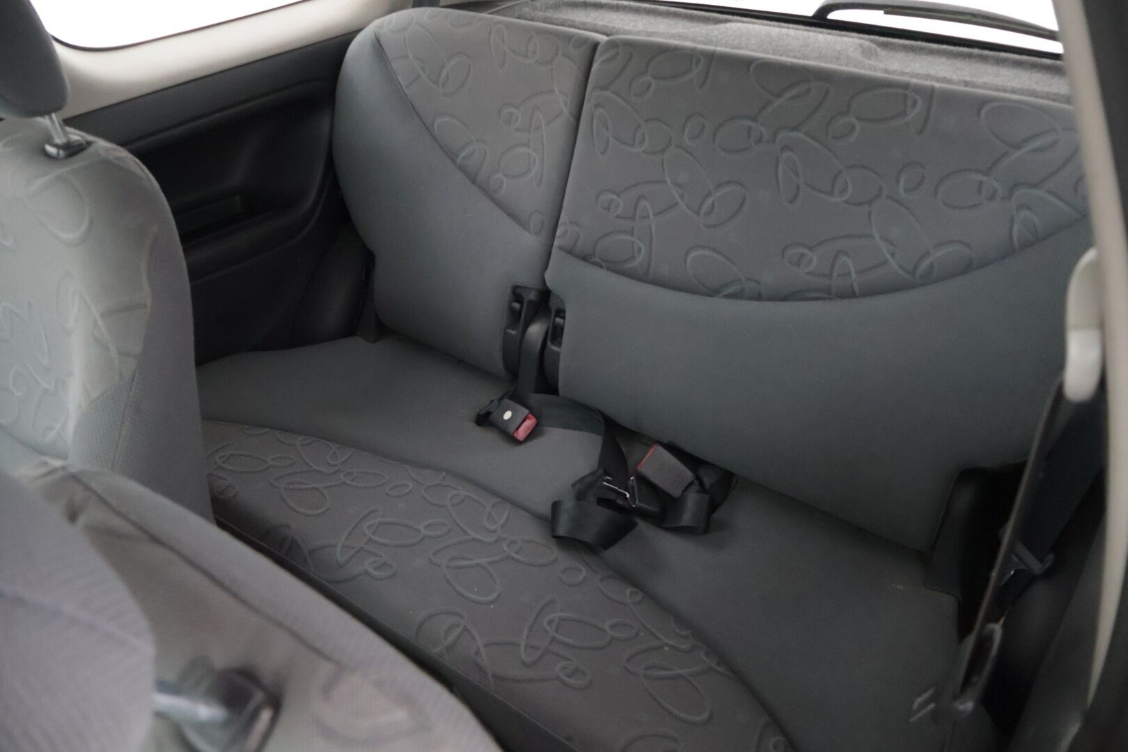 Toyota Yaris 2001 2D YARIS HATCHBACK 1.3-NCP10L-AGMNKW/237 - Myydään huutokaupat.com! | Uudehkot renkaat | Tuore leima | Varma ajokki! 