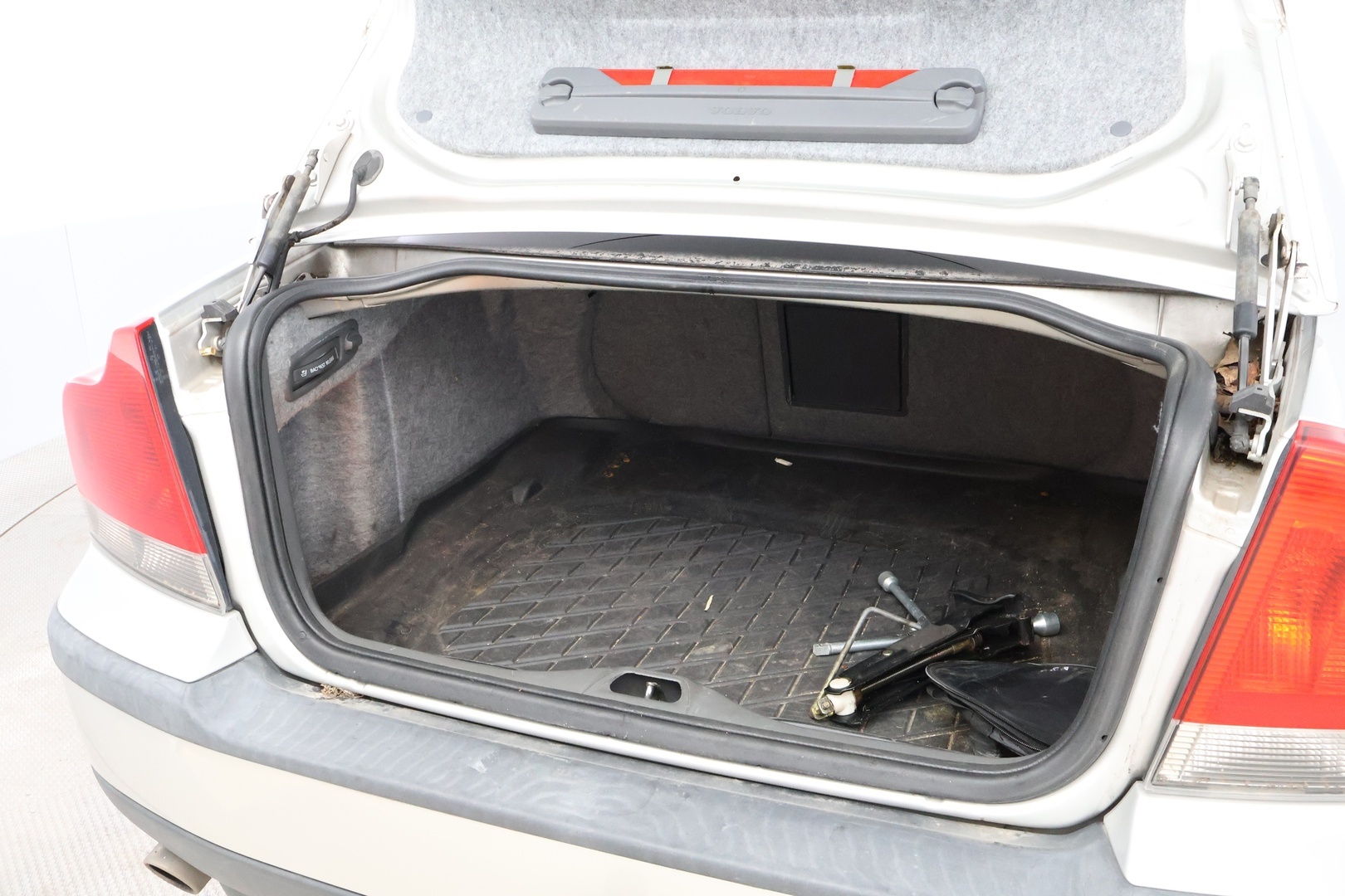 Volvo S60 2001 S60 SEDAN 2.4 TURBO AUTOMATIC *-YritysOutlet - Myydään vain yrityksille* - *Vetokoukku / Vakkari / Nahkasisusta / 2x-renkaat / Katsastus 07/2026!* -YritysOutlet - Myydään vain yrityksille