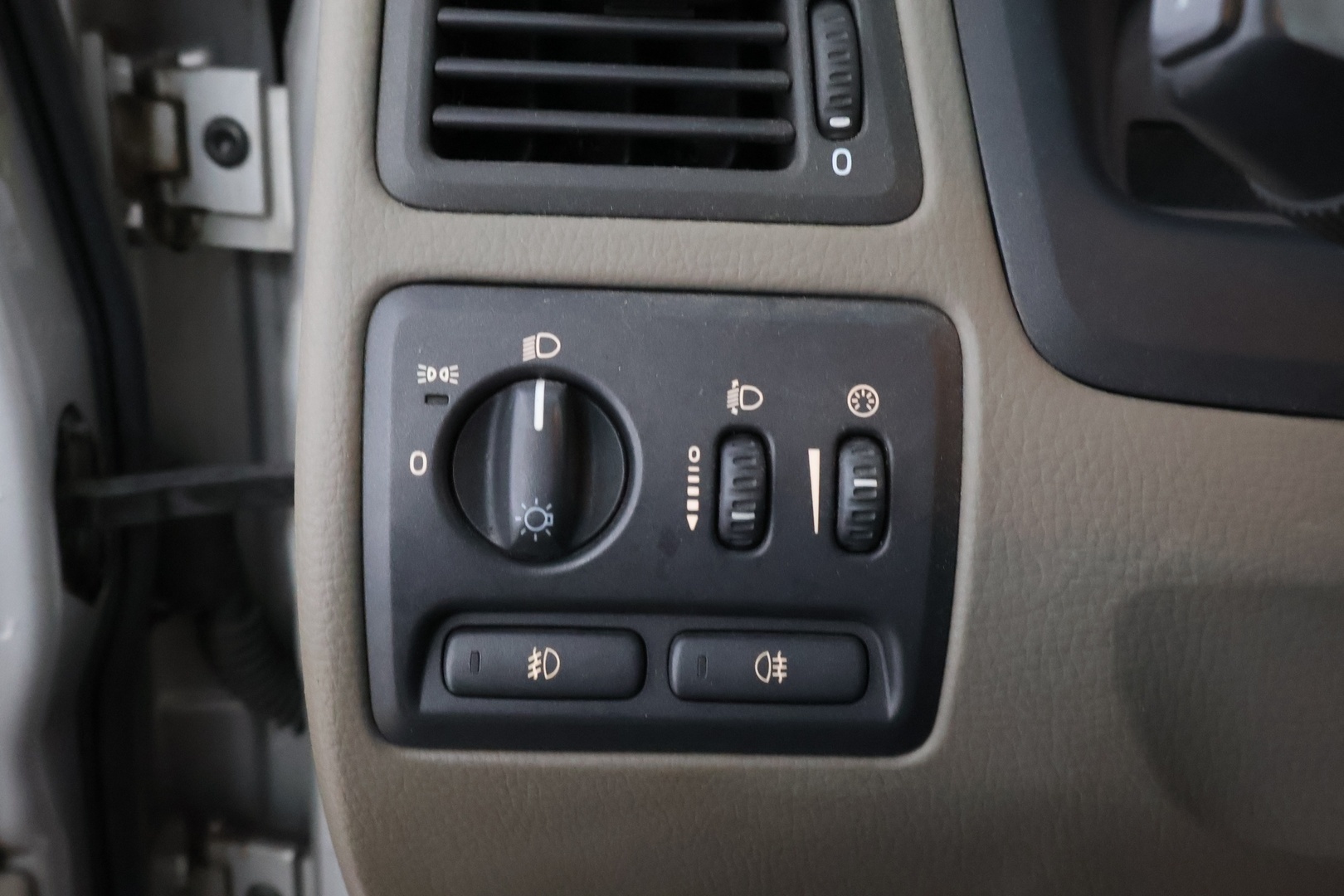 Volvo S60 2001 S60 SEDAN 2.4 TURBO AUTOMATIC *-YritysOutlet - Myydään vain yrityksille* - *Vetokoukku / Vakkari / Nahkasisusta / 2x-renkaat / Katsastus 07/2026!* -YritysOutlet - Myydään vain yrityksille