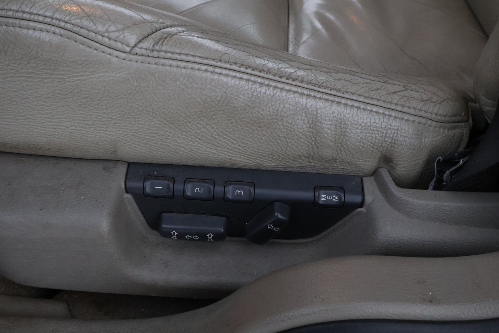 Volvo S60 2001 S60 SEDAN 2.4 TURBO AUTOMATIC *-YritysOutlet - Myydään vain yrityksille* - *Vetokoukku / Vakkari / Nahkasisusta / 2x-renkaat / Katsastus 07/2026!* -YritysOutlet - Myydään vain yrityksille