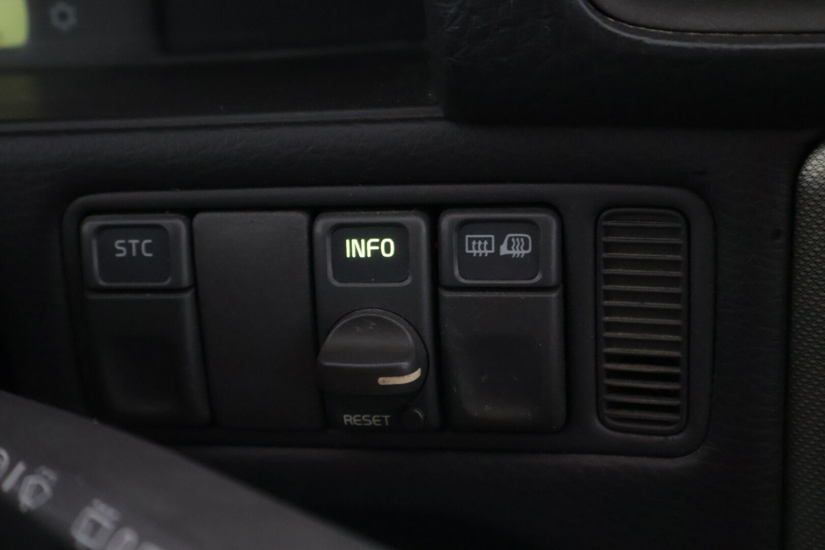 Volvo V70 1999 5D V70 WAGON 2.4 AUTOMATIC-LW61F9/266 - - Myydään Huutokaupat.com