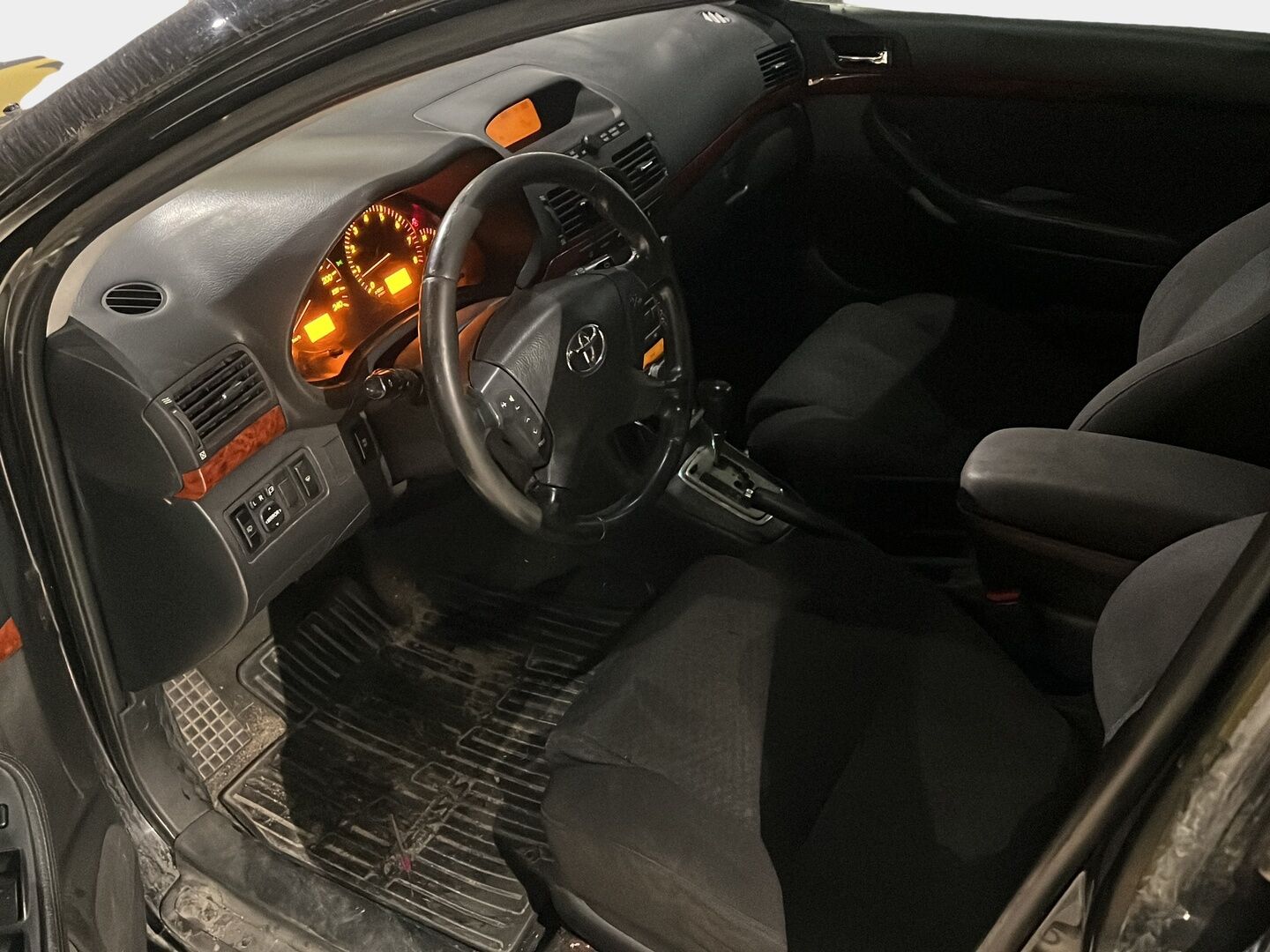 Toyota Avensis 2004 - YritysOutlet - Myydään vain yrityksille - YritysOutlet - Myydään vain yrityksille