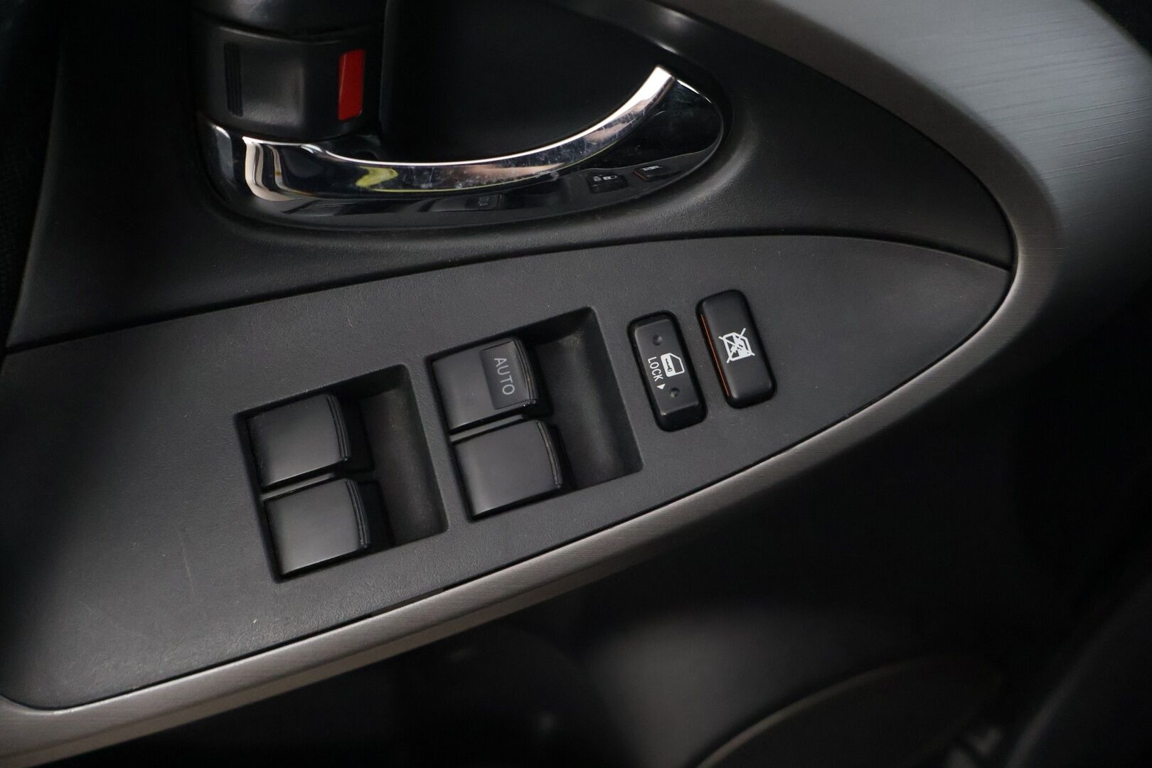 Toyota RAV4 2006 RAV4 2.0 * YritysOutlet - Myydään vain yrityksille  Vakkari* Koukku* Ilmastointi* Lohkolämmitin* Lukot* - * Tämä auto myydään YritysOutlet -valikoimasta vain yritykselle / Suomi-Auto / Kolmet renkaat vanteilla / 