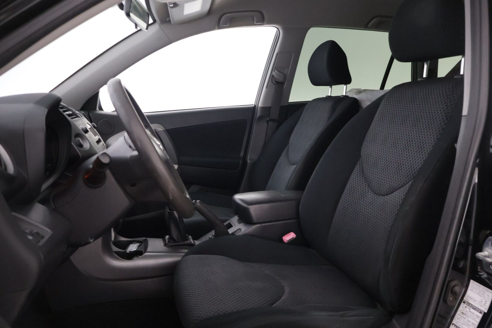 Toyota RAV4 2006 RAV4 2.0 * YritysOutlet - Myydään vain yrityksille  Vakkari* Koukku* Ilmastointi* Lohkolämmitin* Lukot* - * Tämä auto myydään YritysOutlet -valikoimasta vain yritykselle / Suomi-Auto / Kolmet renkaat vanteilla / 