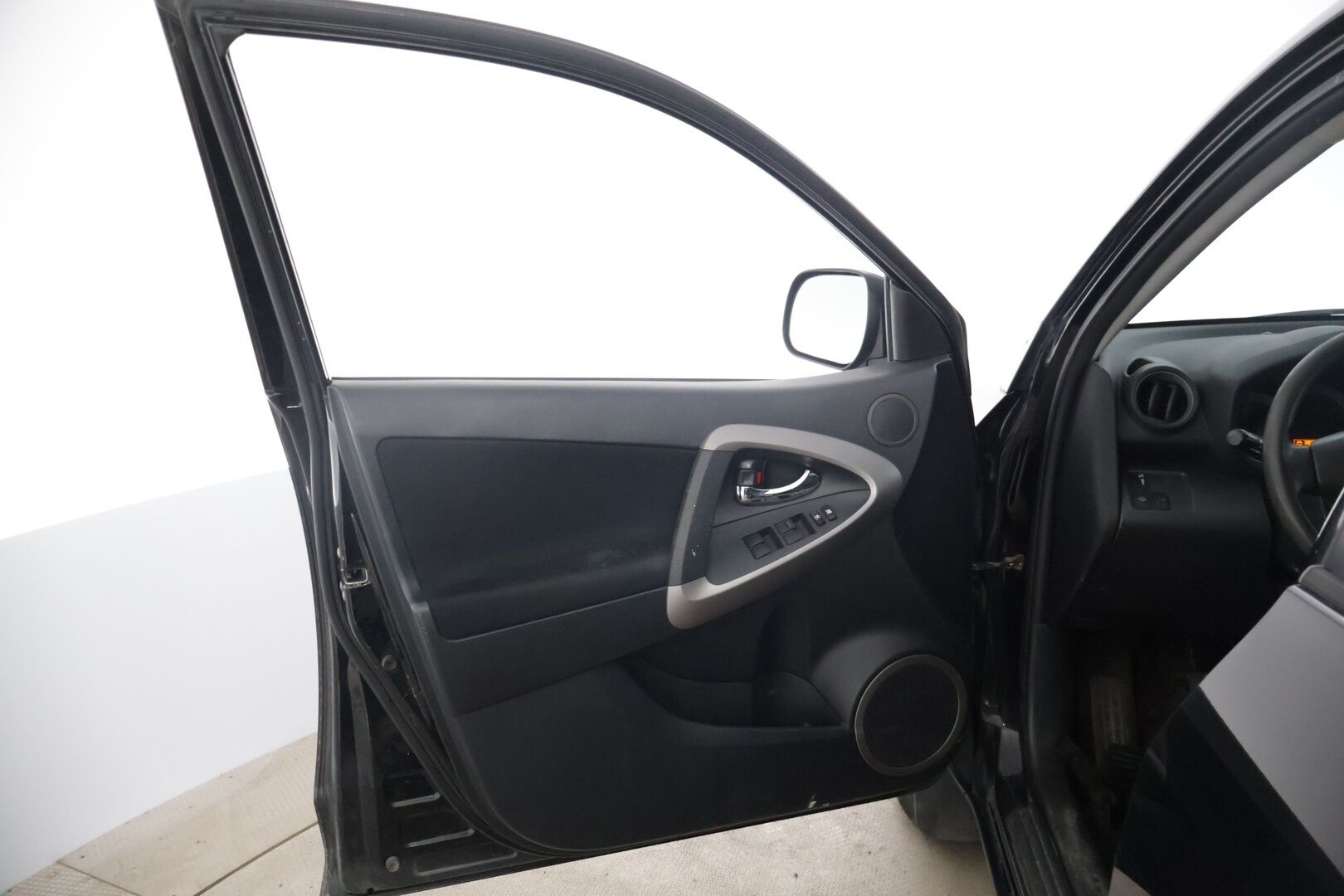 Toyota RAV4 2006 RAV4 2.0 * YritysOutlet - Myydään vain yrityksille  Vakkari* Koukku* Ilmastointi* Lohkolämmitin* Lukot* - * Tämä auto myydään YritysOutlet -valikoimasta vain yritykselle / Suomi-Auto / Kolmet renkaat vanteilla / 