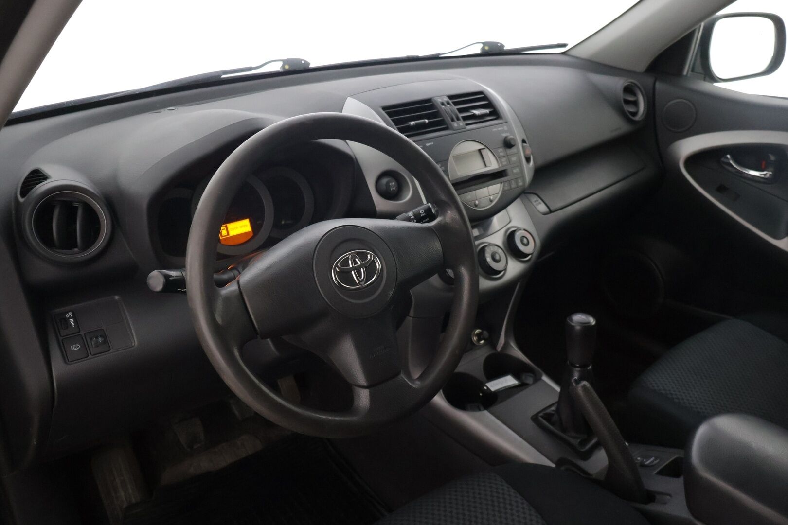 Toyota RAV4 2006 RAV4 2.0 * YritysOutlet - Myydään vain yrityksille  Vakkari* Koukku* Ilmastointi* Lohkolämmitin* Lukot* - * Tämä auto myydään YritysOutlet -valikoimasta vain yritykselle / Suomi-Auto / Kolmet renkaat vanteilla / 
