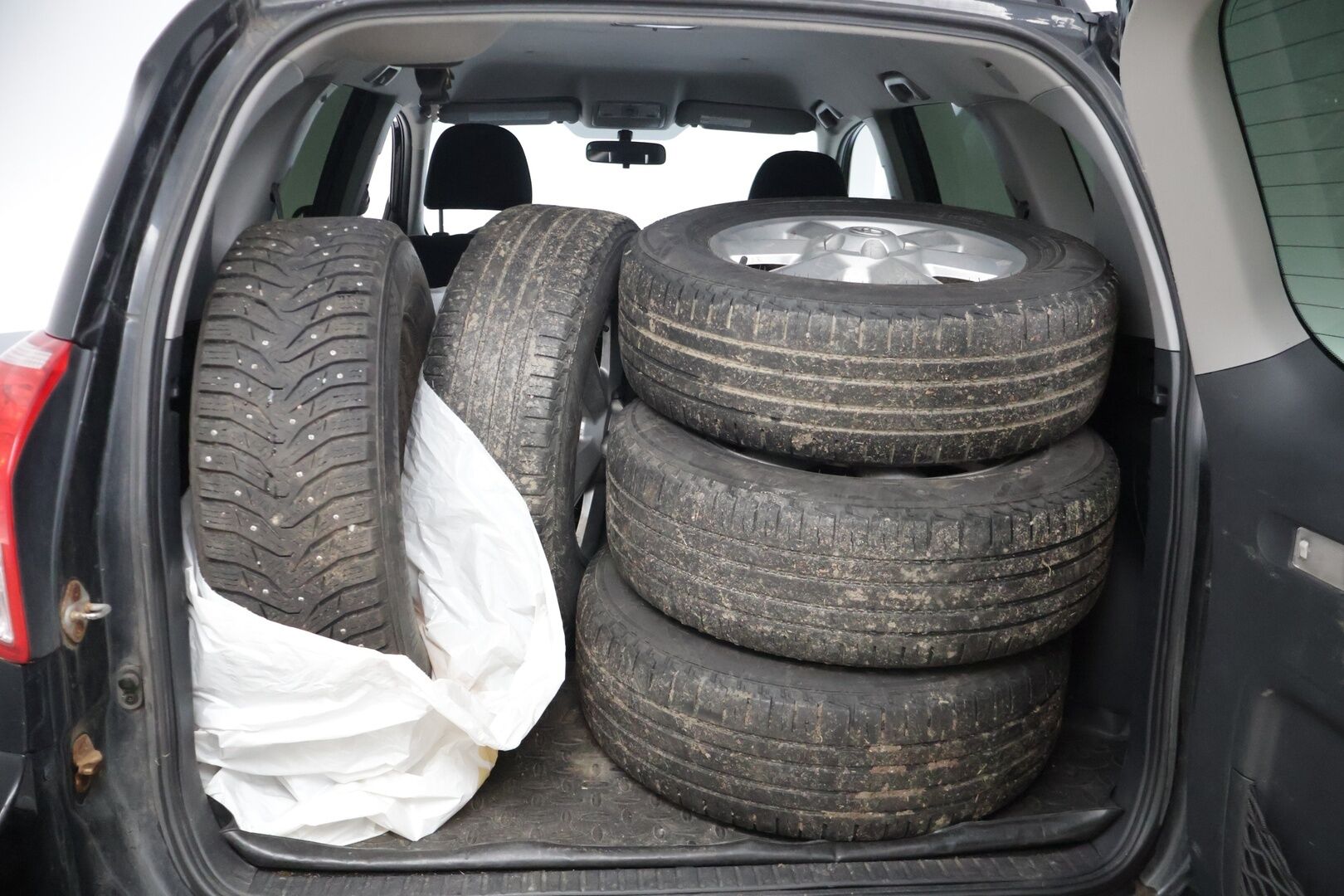 Toyota RAV4 2006 RAV4 2.0 * YritysOutlet - Myydään vain yrityksille  Vakkari* Koukku* Ilmastointi* Lohkolämmitin* Lukot* - * Tämä auto myydään YritysOutlet -valikoimasta vain yritykselle / Suomi-Auto / Kolmet renkaat vanteilla / 