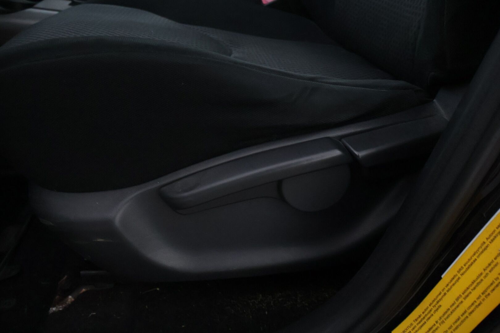 Toyota RAV4 2006 RAV4 2.0 * YritysOutlet - Myydään vain yrityksille  Vakkari* Koukku* Ilmastointi* Lohkolämmitin* Lukot* - * Tämä auto myydään YritysOutlet -valikoimasta vain yritykselle / Suomi-Auto / Kolmet renkaat vanteilla / 