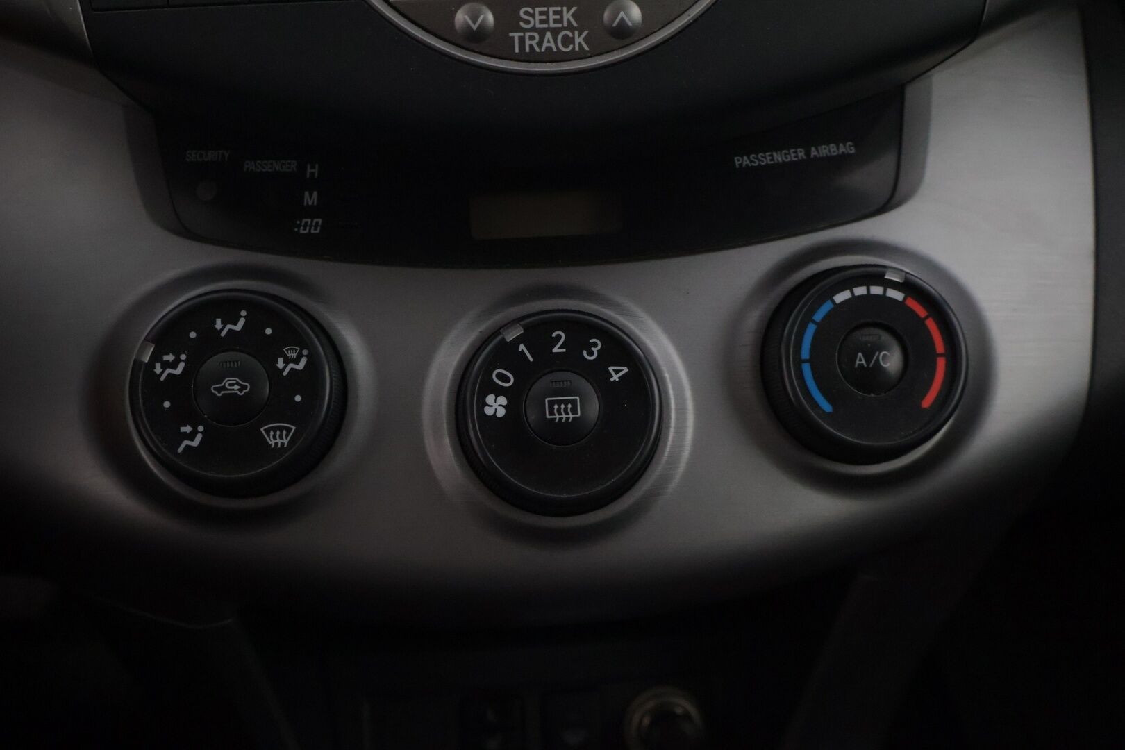 Toyota RAV4 2006 RAV4 2.0 * YritysOutlet - Myydään vain yrityksille  Vakkari* Koukku* Ilmastointi* Lohkolämmitin* Lukot* - * Tämä auto myydään YritysOutlet -valikoimasta vain yritykselle / Suomi-Auto / Kolmet renkaat vanteilla / 