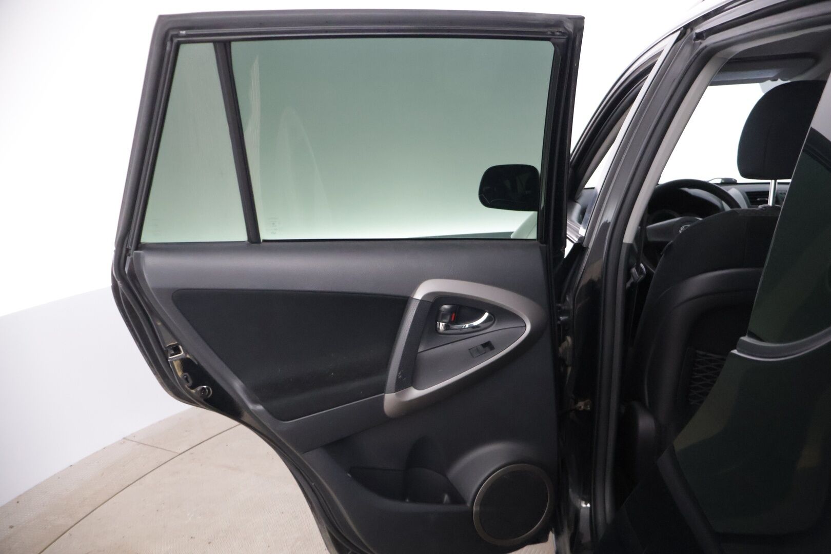 Toyota RAV4 2006 RAV4 2.0 * YritysOutlet - Myydään vain yrityksille  Vakkari* Koukku* Ilmastointi* Lohkolämmitin* Lukot* - * Tämä auto myydään YritysOutlet -valikoimasta vain yritykselle / Suomi-Auto / Kolmet renkaat vanteilla / 