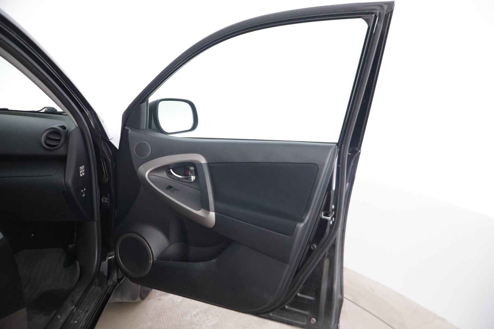 Toyota RAV4 2006 RAV4 2.0 * YritysOutlet - Myydään vain yrityksille  Vakkari* Koukku* Ilmastointi* Lohkolämmitin* Lukot* - * Tämä auto myydään YritysOutlet -valikoimasta vain yritykselle / Suomi-Auto / Kolmet renkaat vanteilla / 