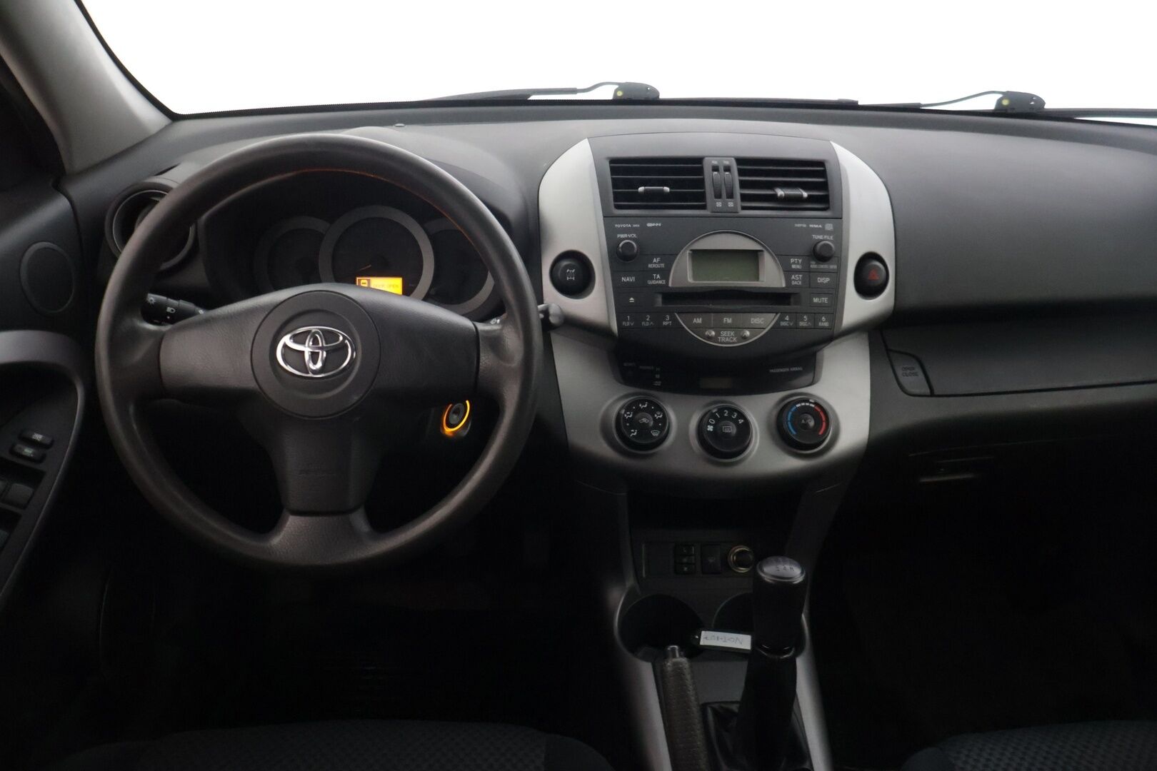 Toyota RAV4 2006 RAV4 2.0 * YritysOutlet - Myydään vain yrityksille  Vakkari* Koukku* Ilmastointi* Lohkolämmitin* Lukot* - * Tämä auto myydään YritysOutlet -valikoimasta vain yritykselle / Suomi-Auto / Kolmet renkaat vanteilla / 