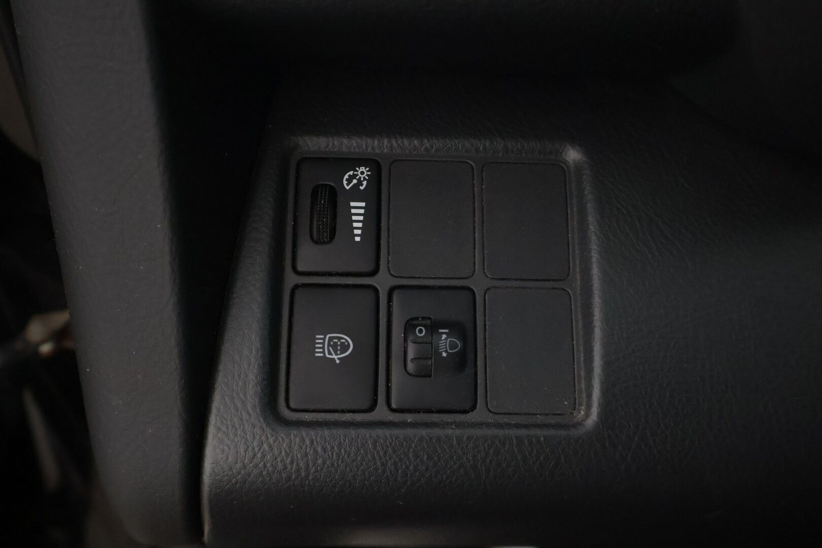 Toyota RAV4 2006 RAV4 2.0 * YritysOutlet - Myydään vain yrityksille  Vakkari* Koukku* Ilmastointi* Lohkolämmitin* Lukot* - * Tämä auto myydään YritysOutlet -valikoimasta vain yritykselle / Suomi-Auto / Kolmet renkaat vanteilla / 