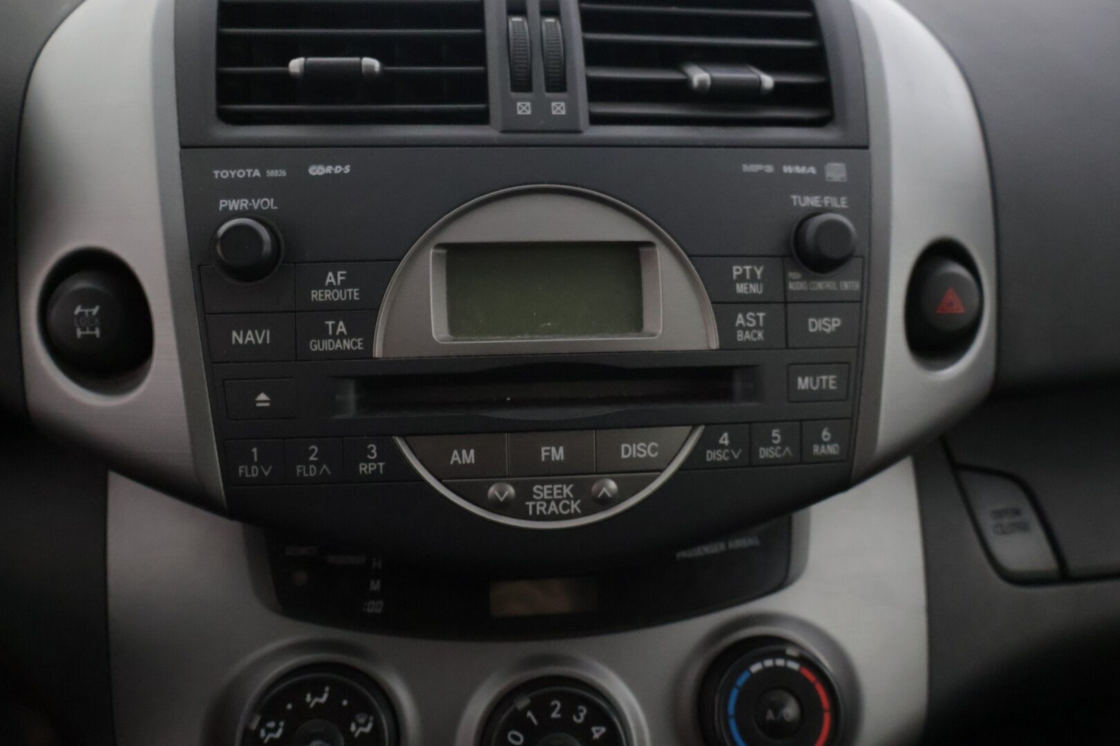 Toyota RAV4 2006 RAV4 2.0 * YritysOutlet - Myydään vain yrityksille  Vakkari* Koukku* Ilmastointi* Lohkolämmitin* Lukot* - * Tämä auto myydään YritysOutlet -valikoimasta vain yritykselle / Suomi-Auto / Kolmet renkaat vanteilla / 