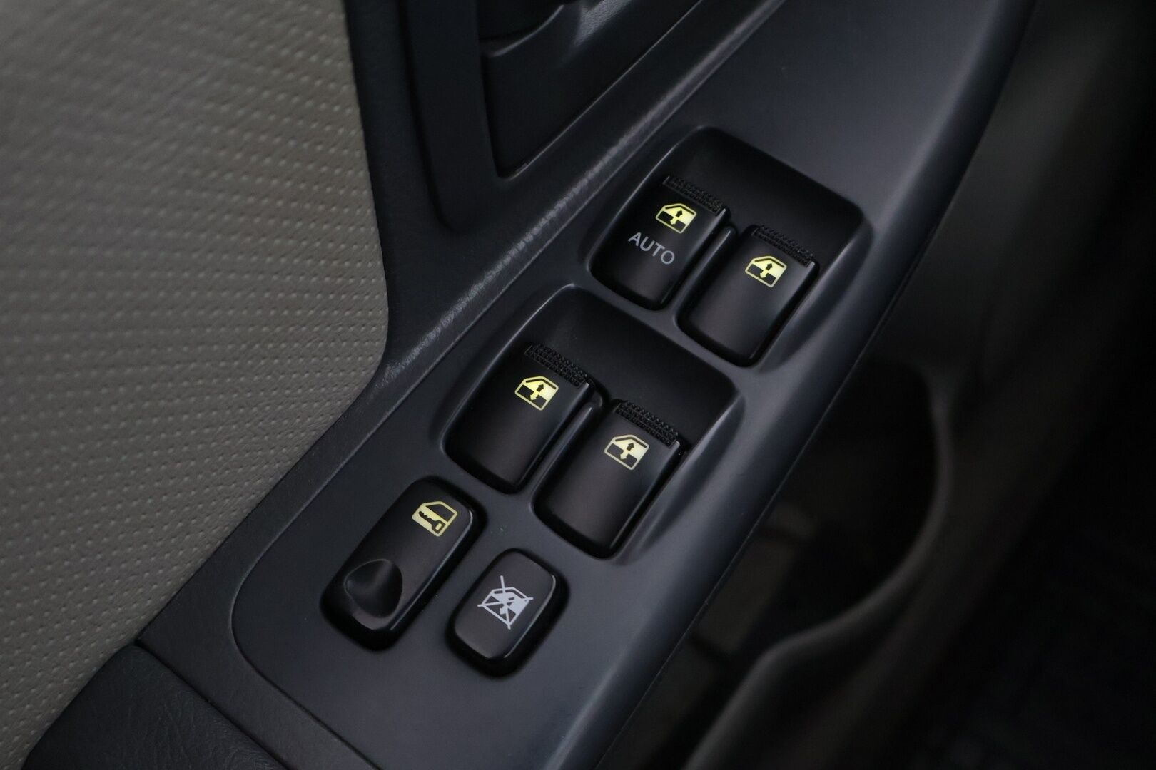 Kia Cerato 2006 *YritysOutlet - Myydään vain yrityksille* - *YritysOutlet - Myydään vain yrityksille* Sähköikkunat / Ilmastointi / Lohko sisä *