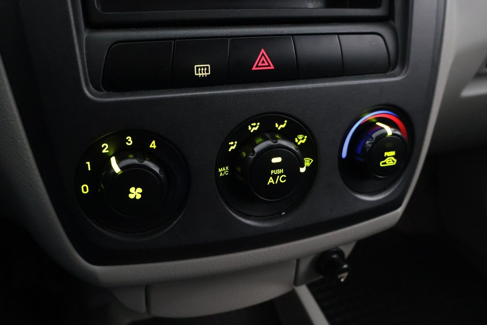 Kia Cerato 2006 *YritysOutlet - Myydään vain yrityksille* - *YritysOutlet - Myydään vain yrityksille* Sähköikkunat / Ilmastointi / Lohko sisä *