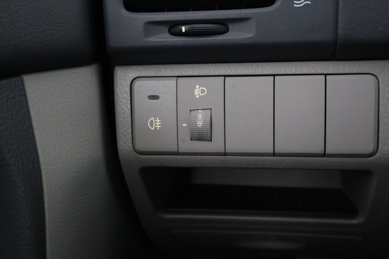 Kia Cerato 2006 *YritysOutlet - Myydään vain yrityksille* - *YritysOutlet - Myydään vain yrityksille* Sähköikkunat / Ilmastointi / Lohko sisä *