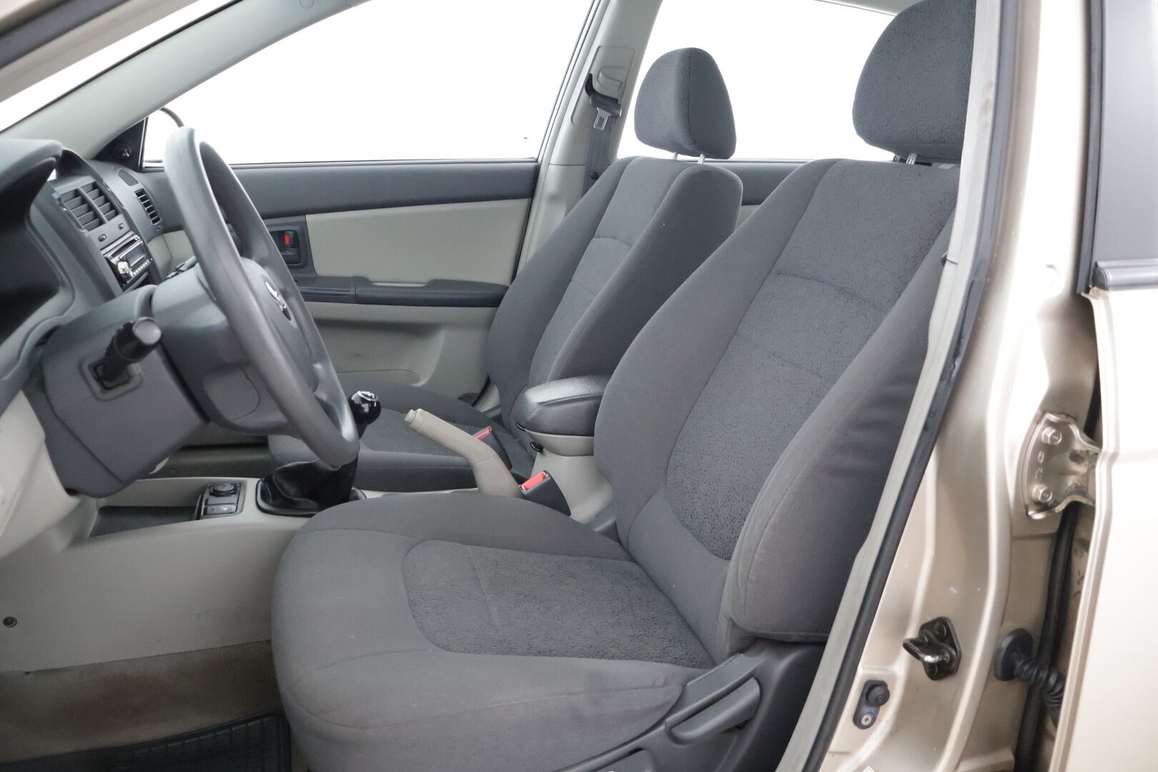 Kia Cerato 2006 *YritysOutlet - Myydään vain yrityksille* - *YritysOutlet - Myydään vain yrityksille* Sähköikkunat / Ilmastointi / Lohko sisä *