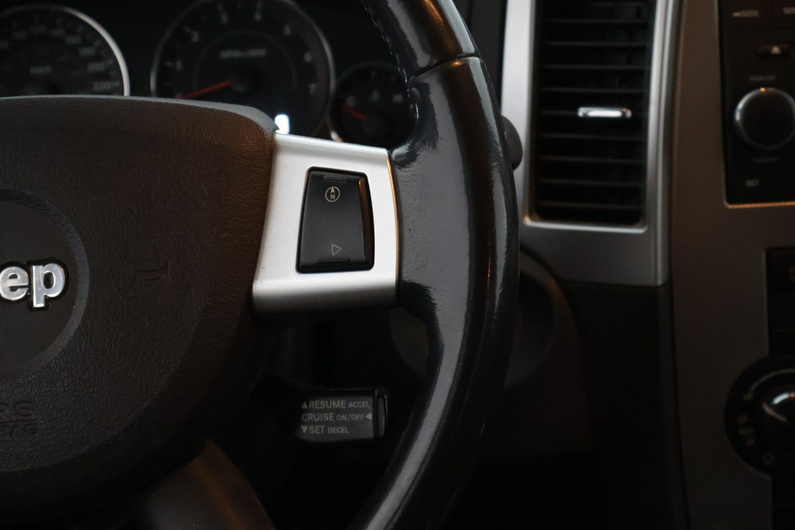 Jeep Grand Cherokee 2008 3,0 CRD A5 QT LAREDO *Myydään huutokaupat.com-sivustolla / Suomiauto / Kattavasti korjattu / Vakkari / Lohkolämmitin ** - *Isolla rahalla korjattu ja huollettu! / 3500kg vetomassa! / Kaksilla renkailla!*