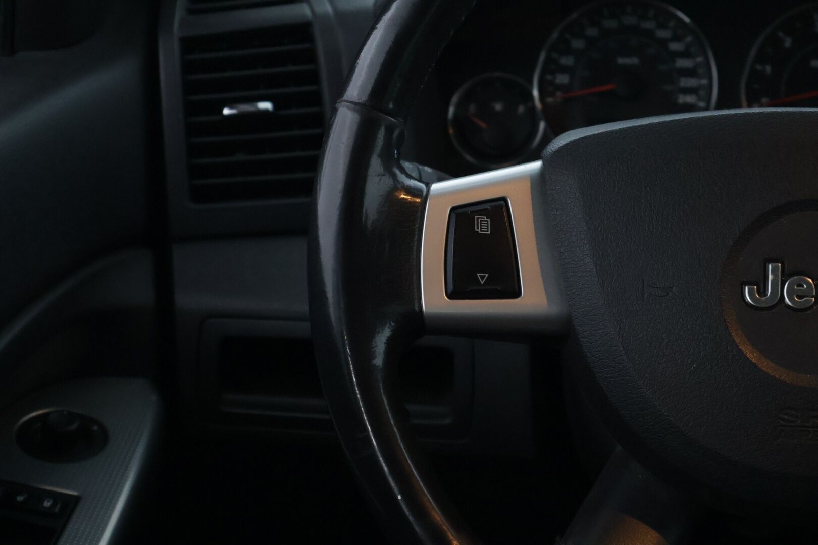 Jeep Grand Cherokee 2008 3,0 CRD A5 QT LAREDO *Myydään huutokaupat.com-sivustolla / Suomiauto / Kattavasti korjattu / Vakkari / Lohkolämmitin ** - *Isolla rahalla korjattu ja huollettu! / 3500kg vetomassa! / Kaksilla renkailla!*