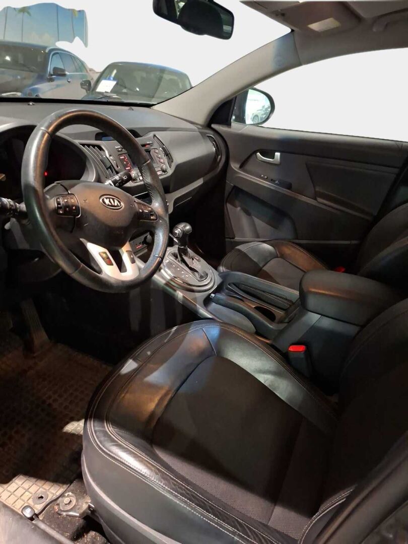 Kia Sportage 2012 2,0 AWD CRDi-R *Suomi-auto / Koukku / 2x kunnon renkaat aluilla / Lohko sisäpist. / Vakkari / Puolinahat / P.tutka* - Lukittavalla nelivedolla varustettu & säntillisesti huollettu Sportage!