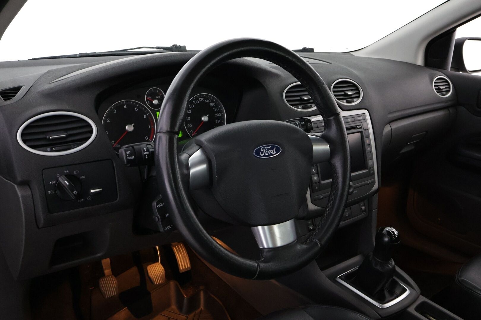 Ford Focus 2005 2,0 145hv Titanium M5 - YritysOutlet - Myydään vain yrityksille - – Tämä auto myydään YritysOutlet -valikoimasta vain yritykselle