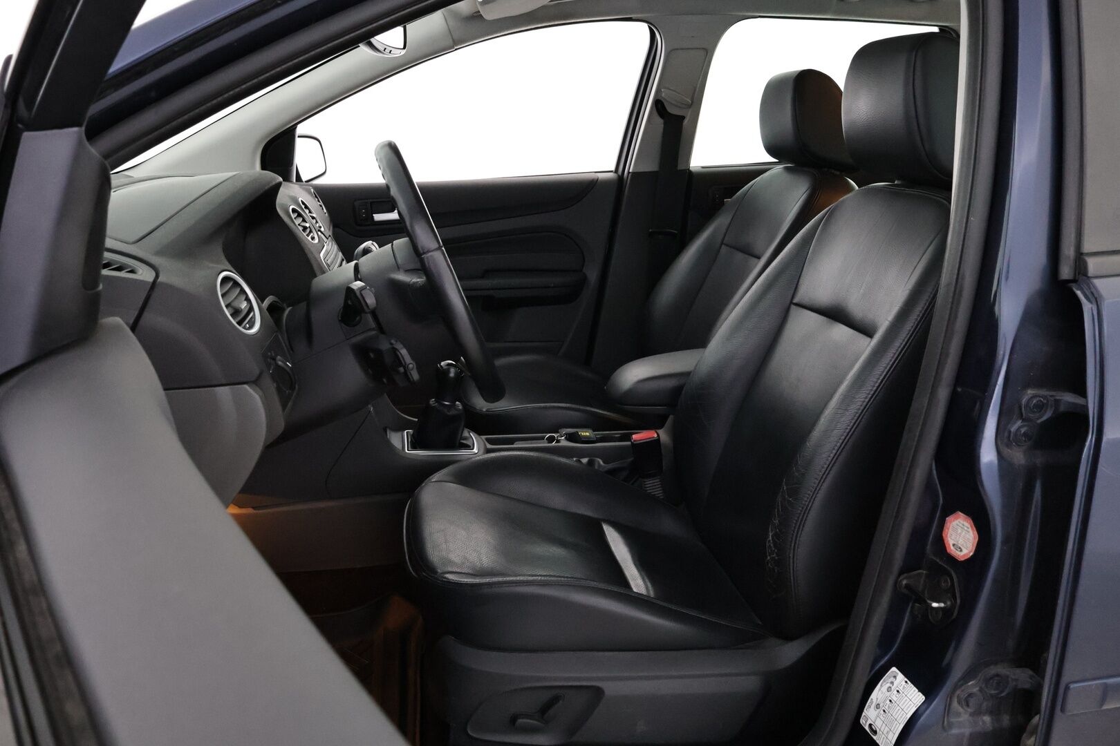 Ford Focus 2005 2,0 145hv Titanium M5 - YritysOutlet - Myydään vain yrityksille - – Tämä auto myydään YritysOutlet -valikoimasta vain yritykselle