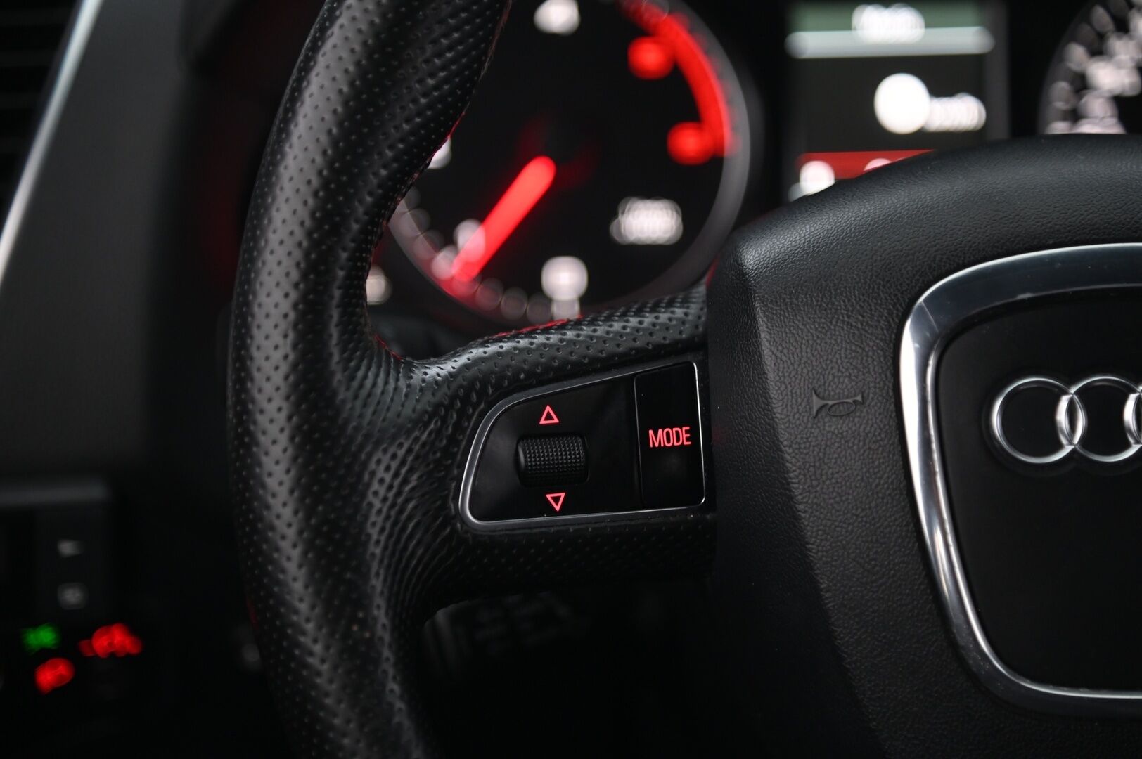 Audi Q5 2012 2,0 TDI quattro S tronic Offroad edition - *Myydään Huutokaupat.com*
