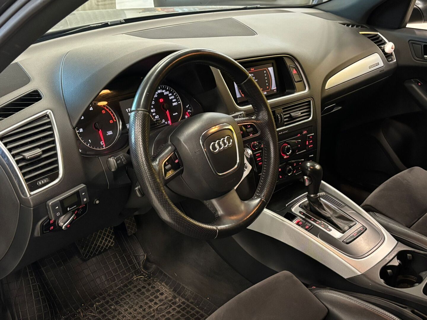 Audi Q5 2012 2,0 TDI quattro S tronic Offroad edition *Koukku / Webasto / Sporttipenkit* - *2x Renkaat / Hyvät huollot*