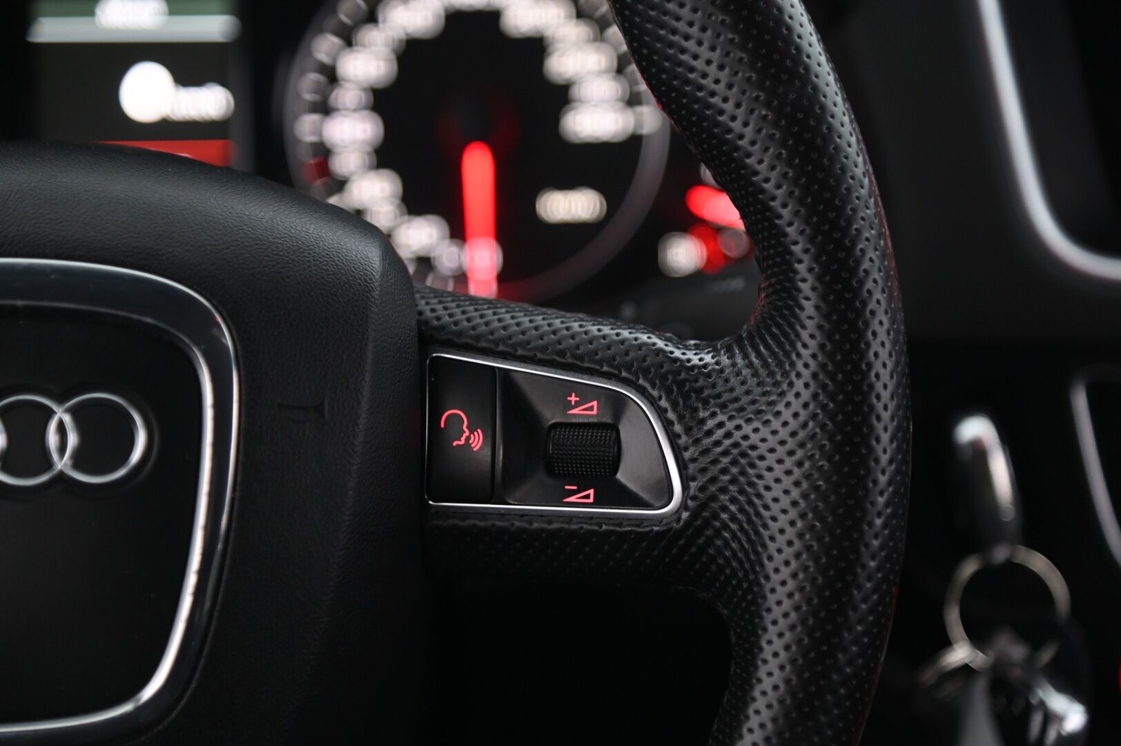 Audi Q5 2012 2,0 TDI quattro S tronic Offroad edition **YritysOutlet - Myydään vain yrityksille* - *2x Renkaat / Koukku / Webasto / Sporttipenkit